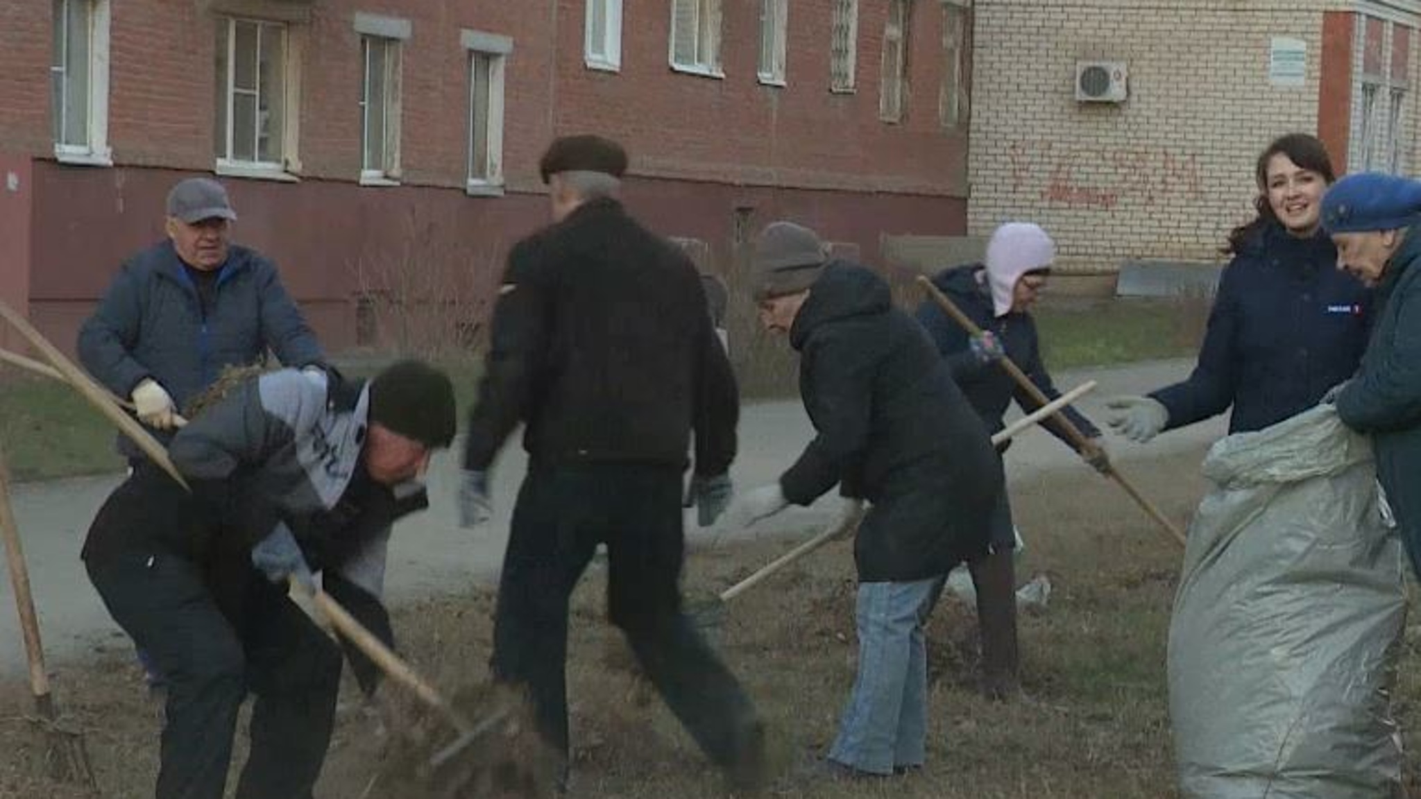 Жители дома на улице Свердлова в Йошкар-Оле, не дожидаясь коммунальщиков, устроили субботник