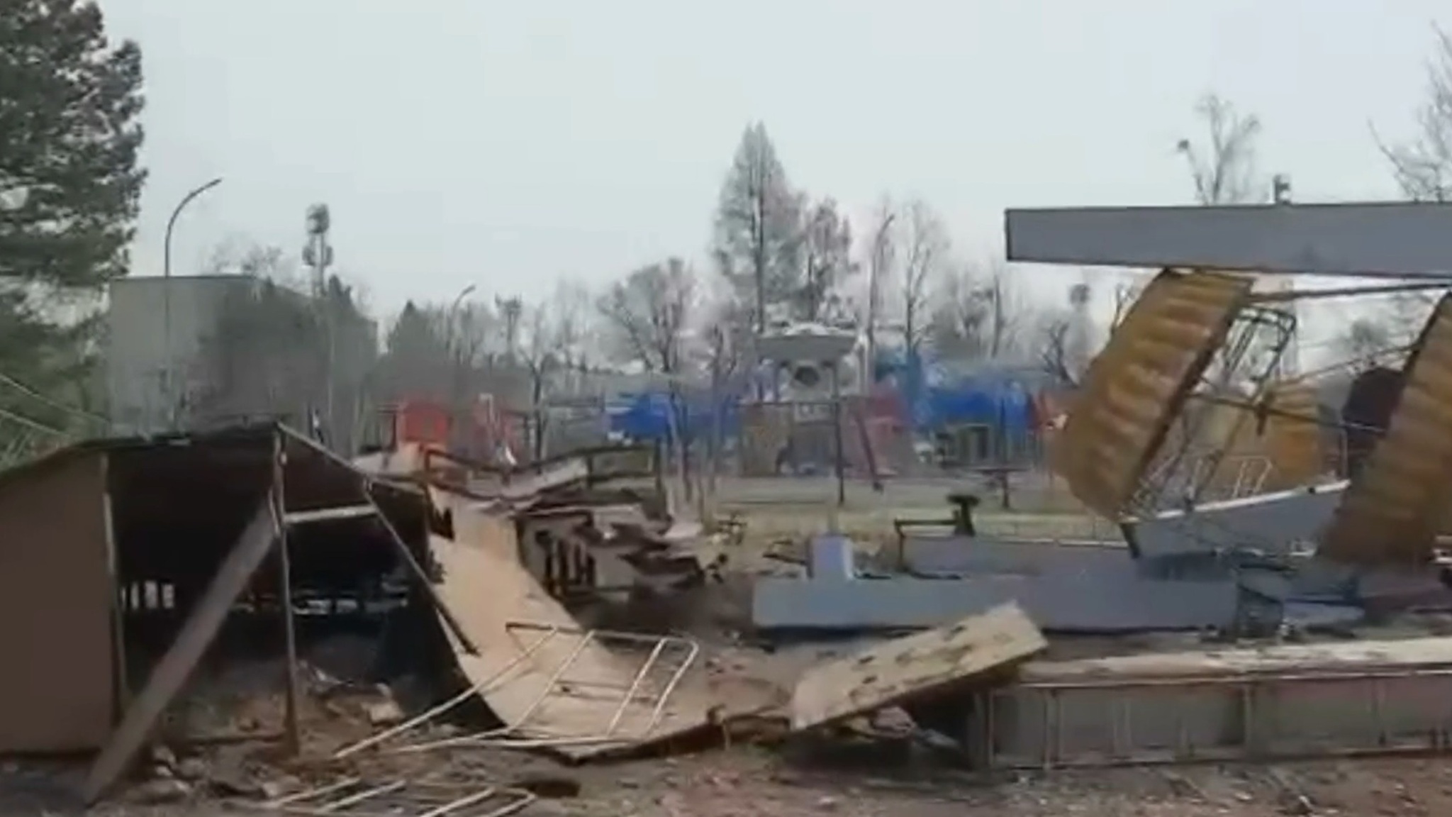 Эпичное падение колеса обозрения в Приморье сняли на видео