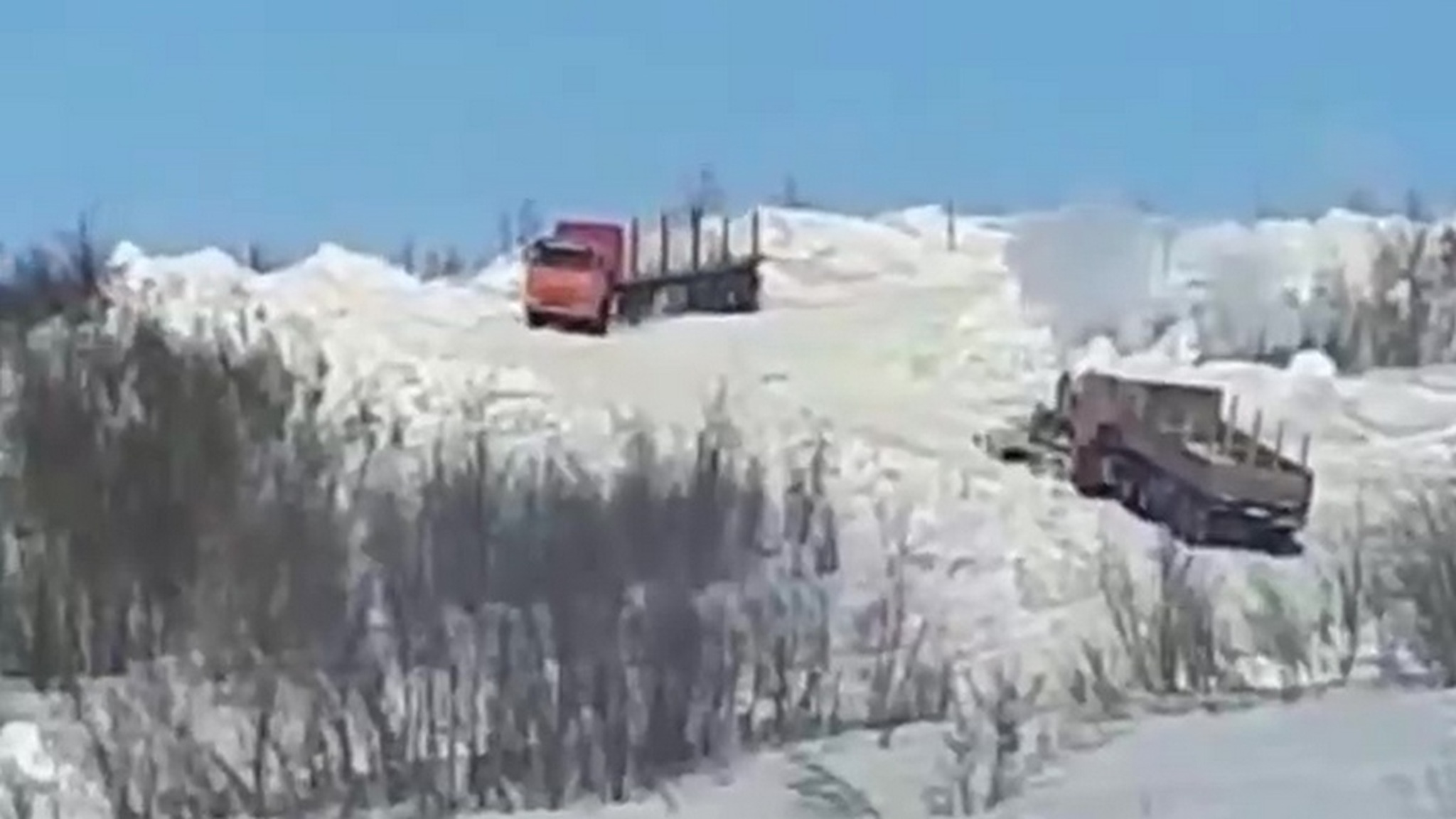 Два грузовика слетели с горы в Дудинке во время "невольного ралли"