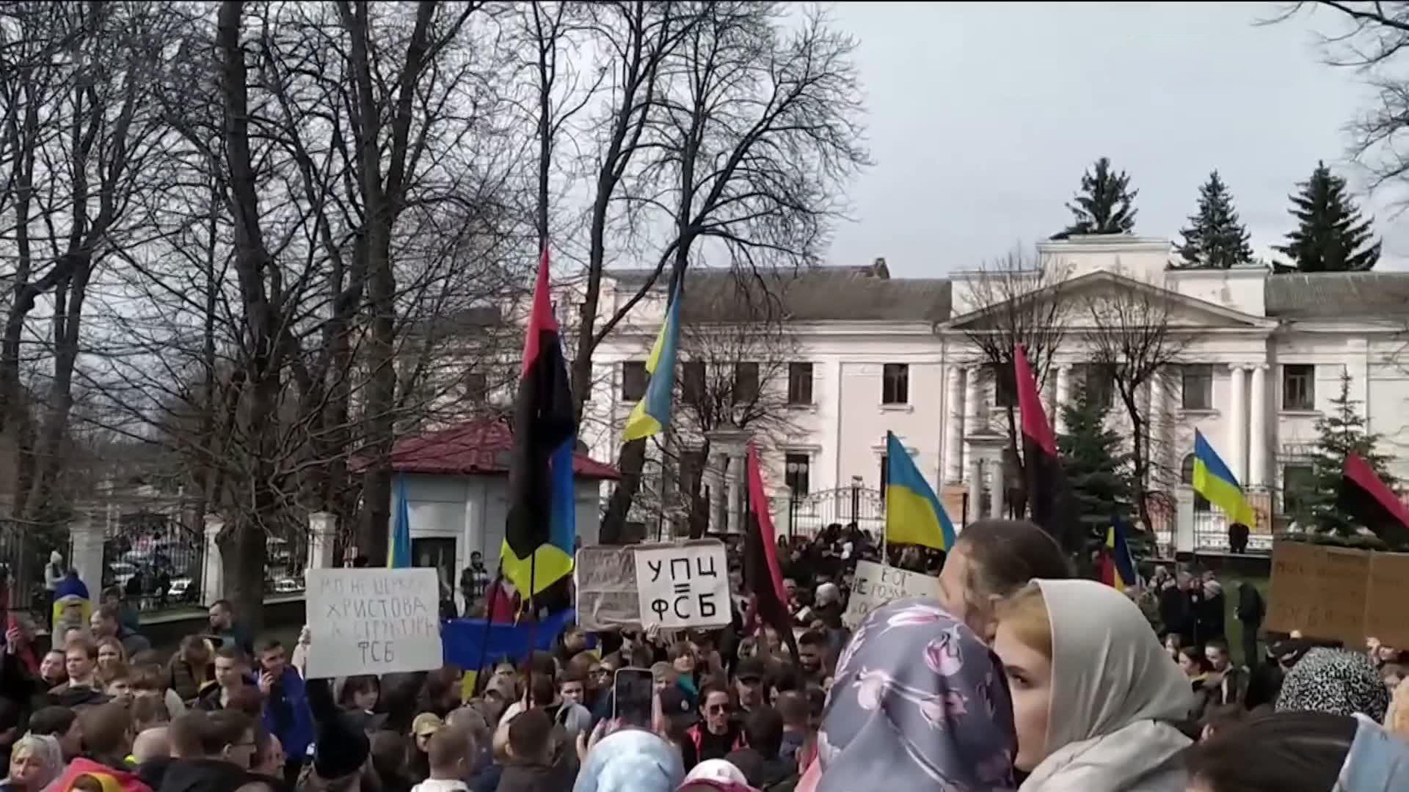 Противники Украинской православной церкви попытались захватить собор в городе Каменец-Подольский