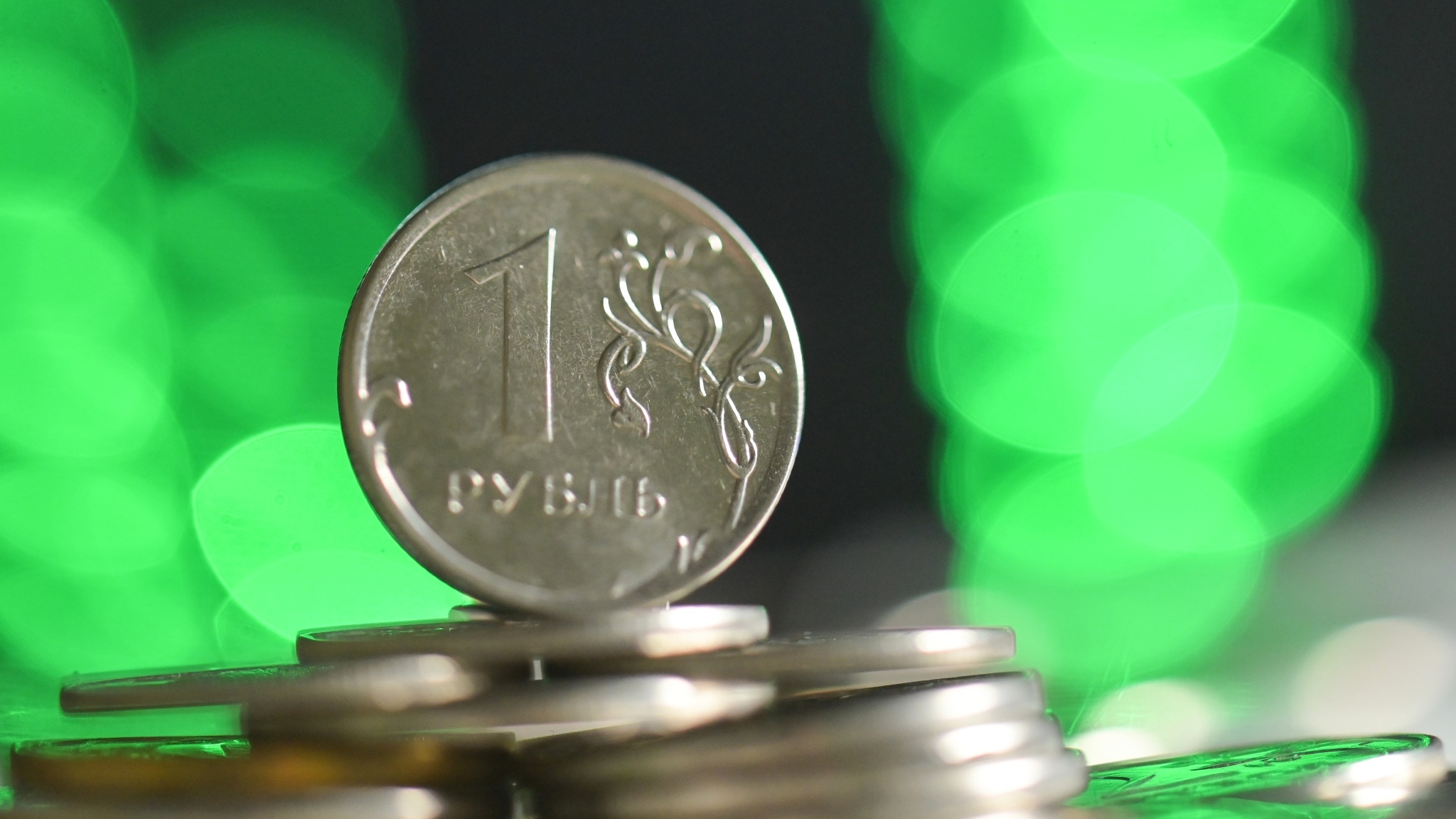Рубль держится, несмотря на внешнее давление