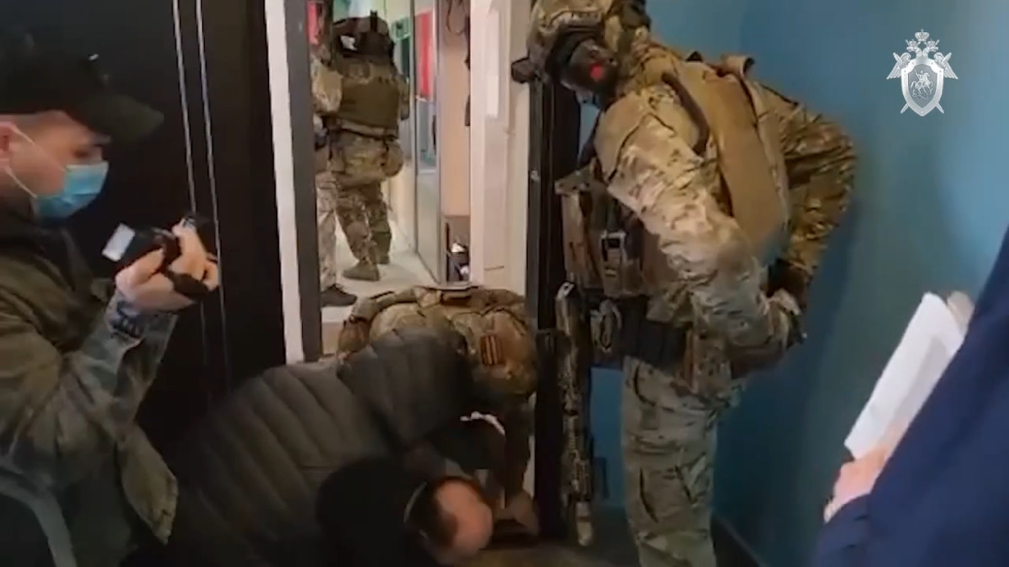 СК показал кадры задержания адвоката, угрожавшего гособвинителю