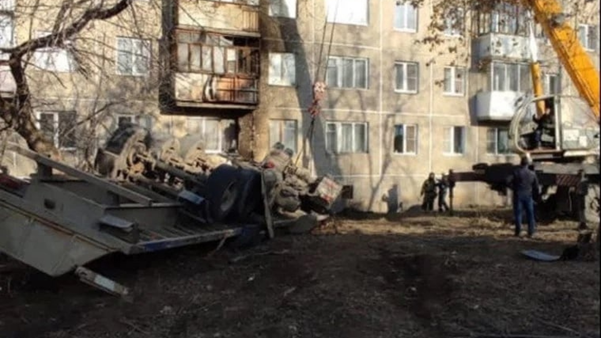 Кадры пробившей стену пятиэтажки фуры выложили в сеть