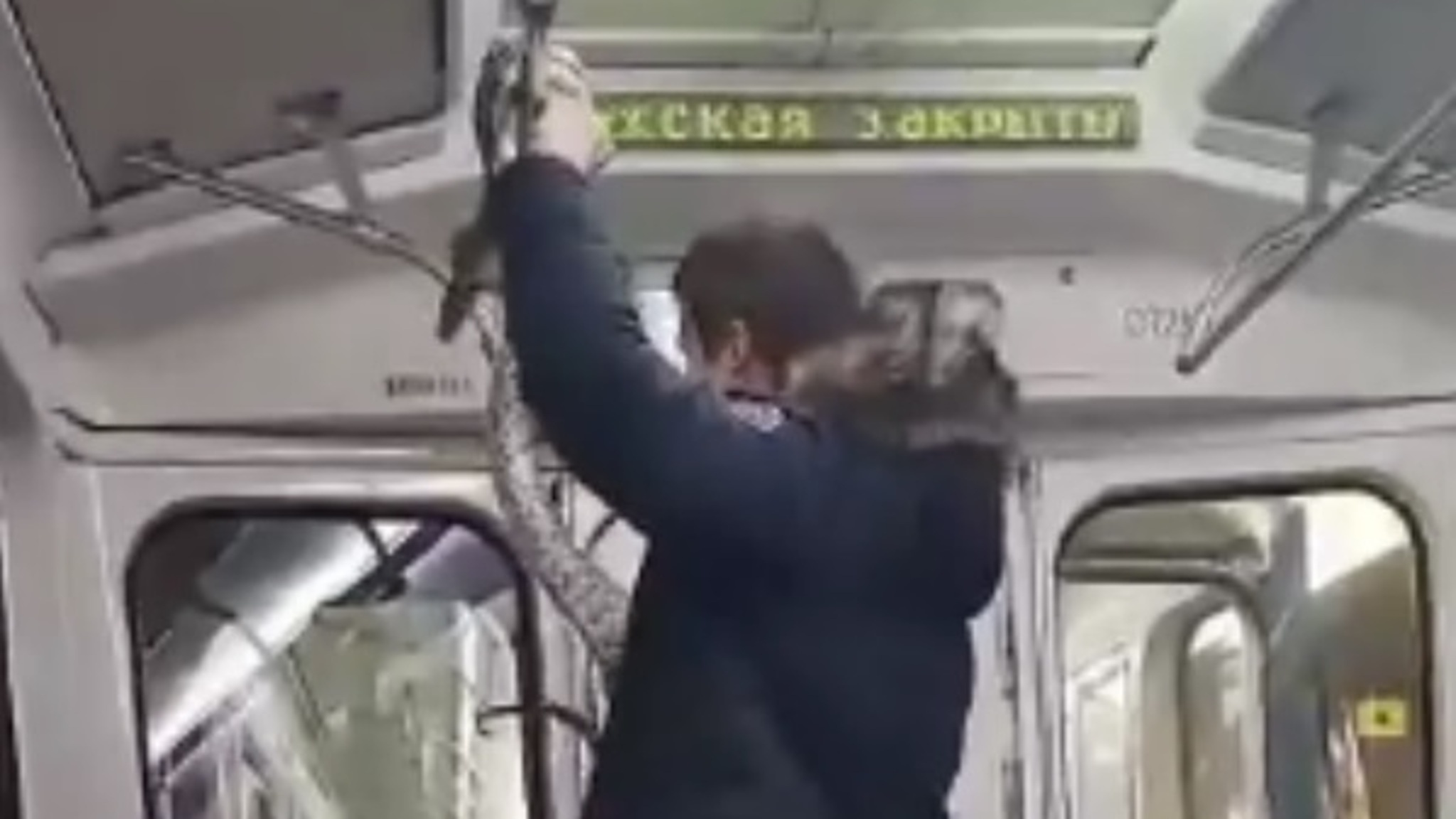 В метро Санкт-Петербурга прокатился удав
