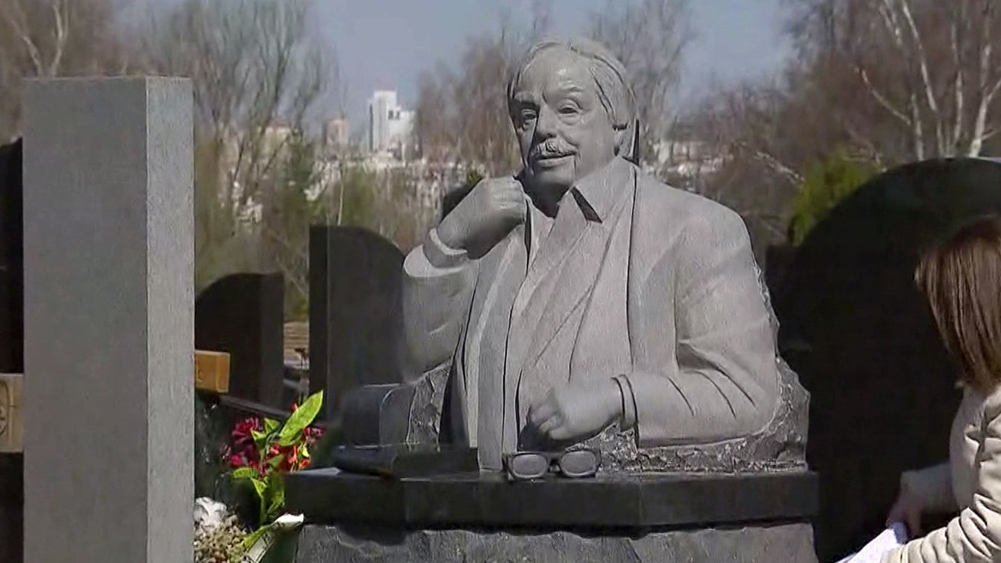 Памятник Анатолию Лысенко открыли на Троекуровском кладбище