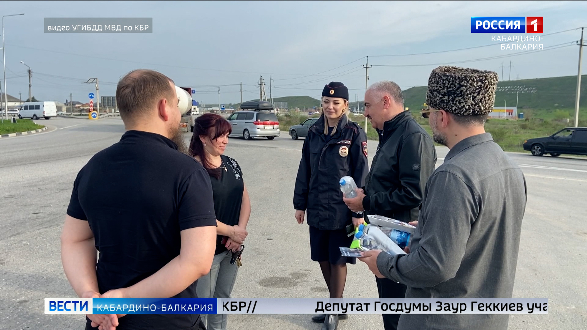 В Баксанском районе сотрудники ГИБДД раздали постящимся воду и финики