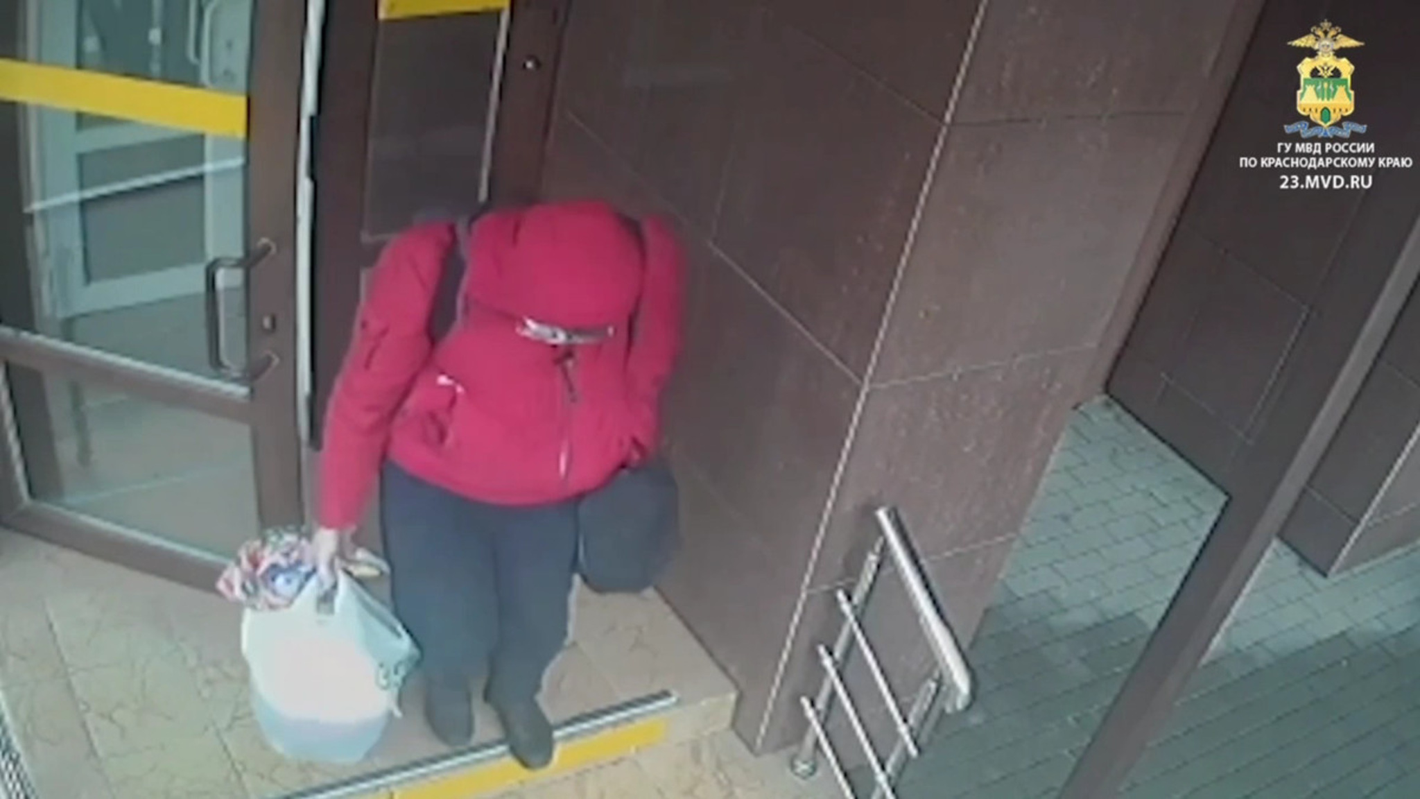 Камера сняла мужчину, жестоко убившего краснодарца из-за приставки