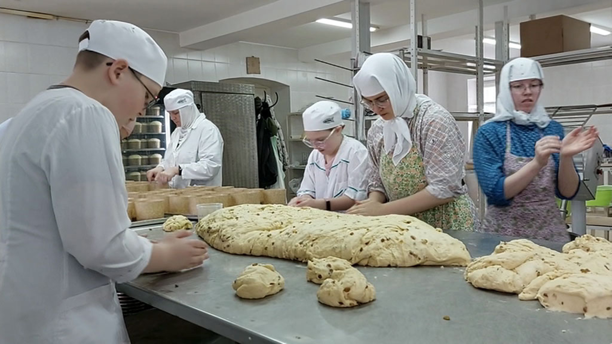 В подмосковном монастыре испекли куличи для российских воинов