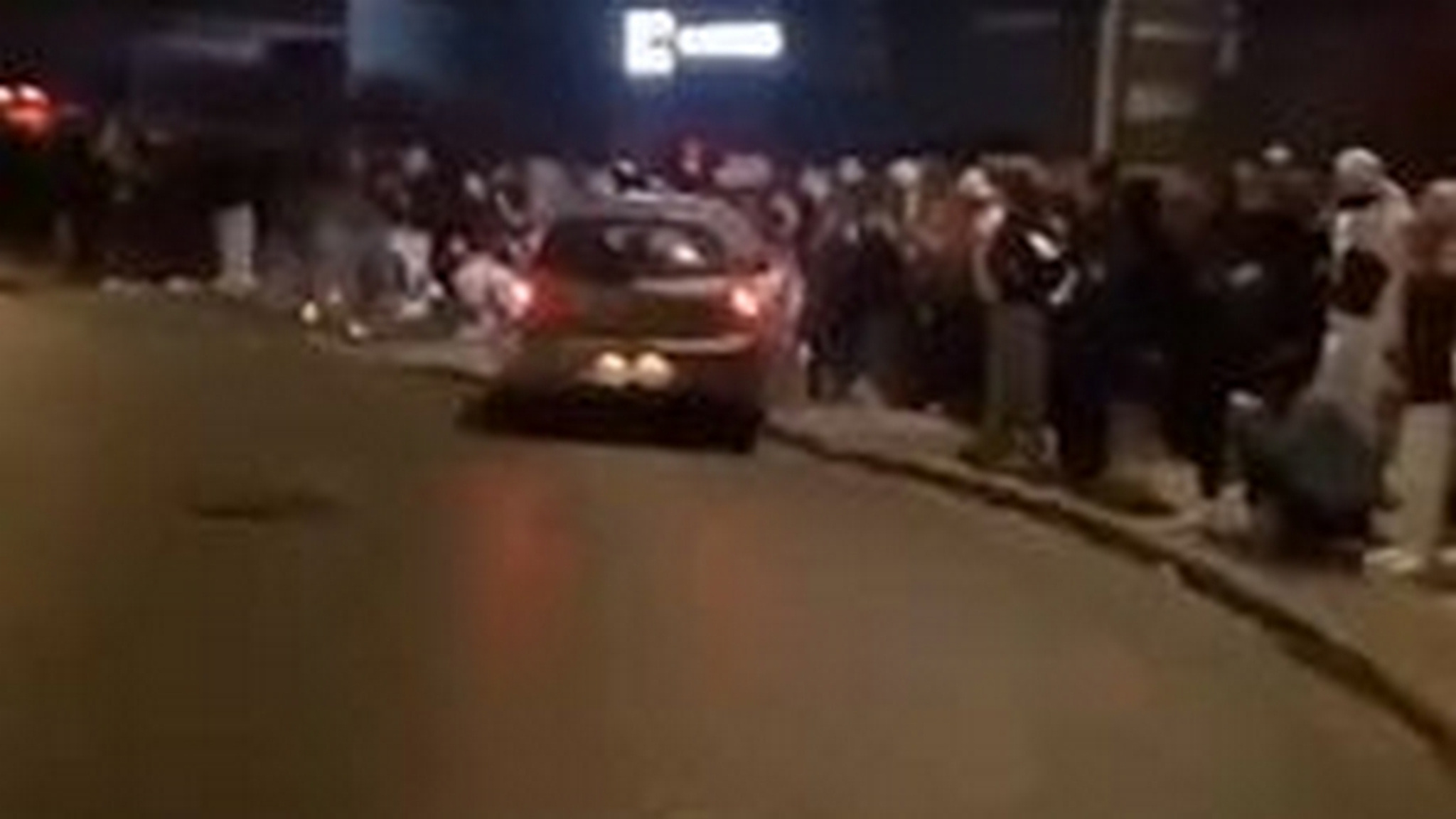 Автомобиль врезался в толпу пешеходов в Бордо