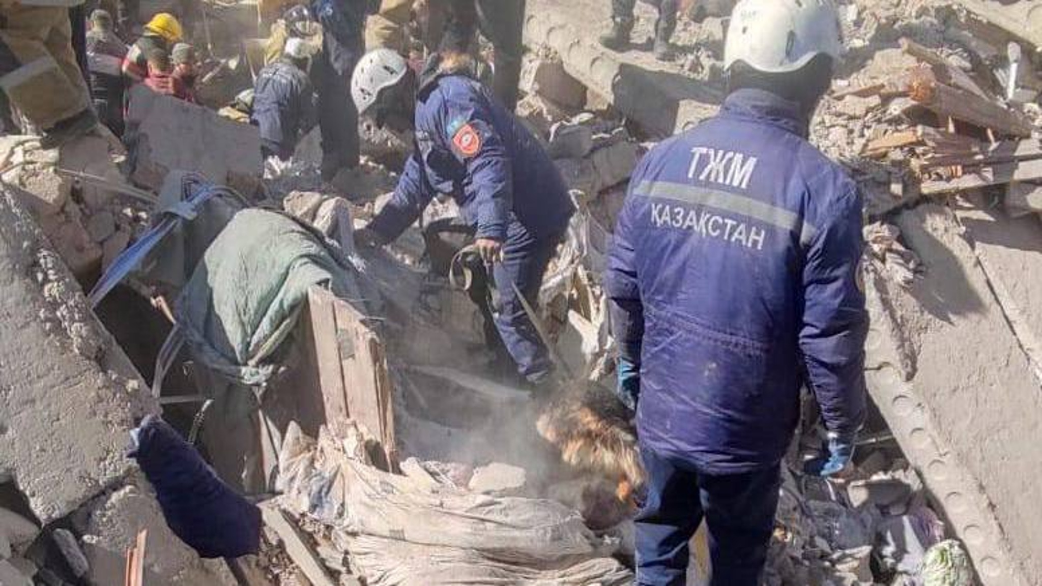 Разбор завалов на месте взрыва газа в Жанаозене продолжаются