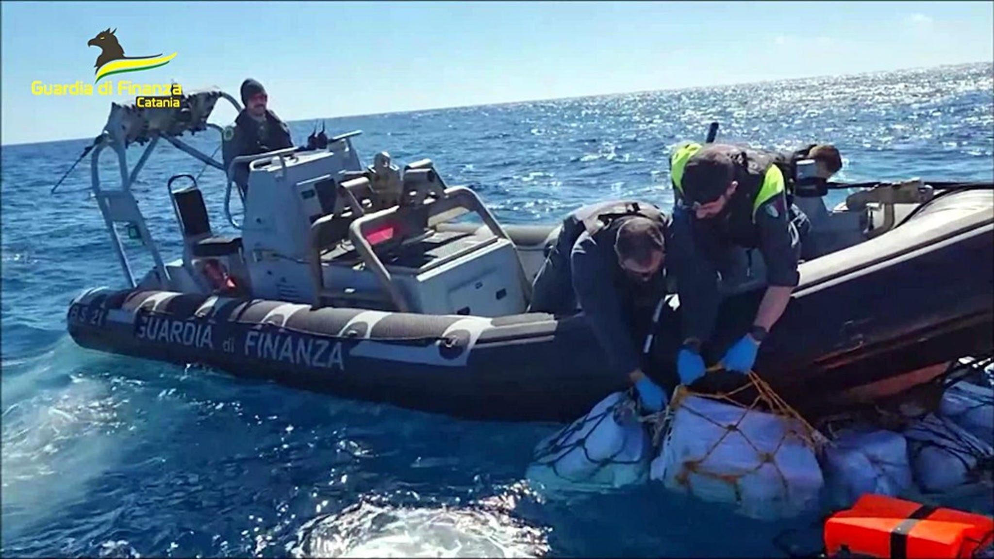 Две тонны кокаина перехватили итальянские силовики в море у Сицилии