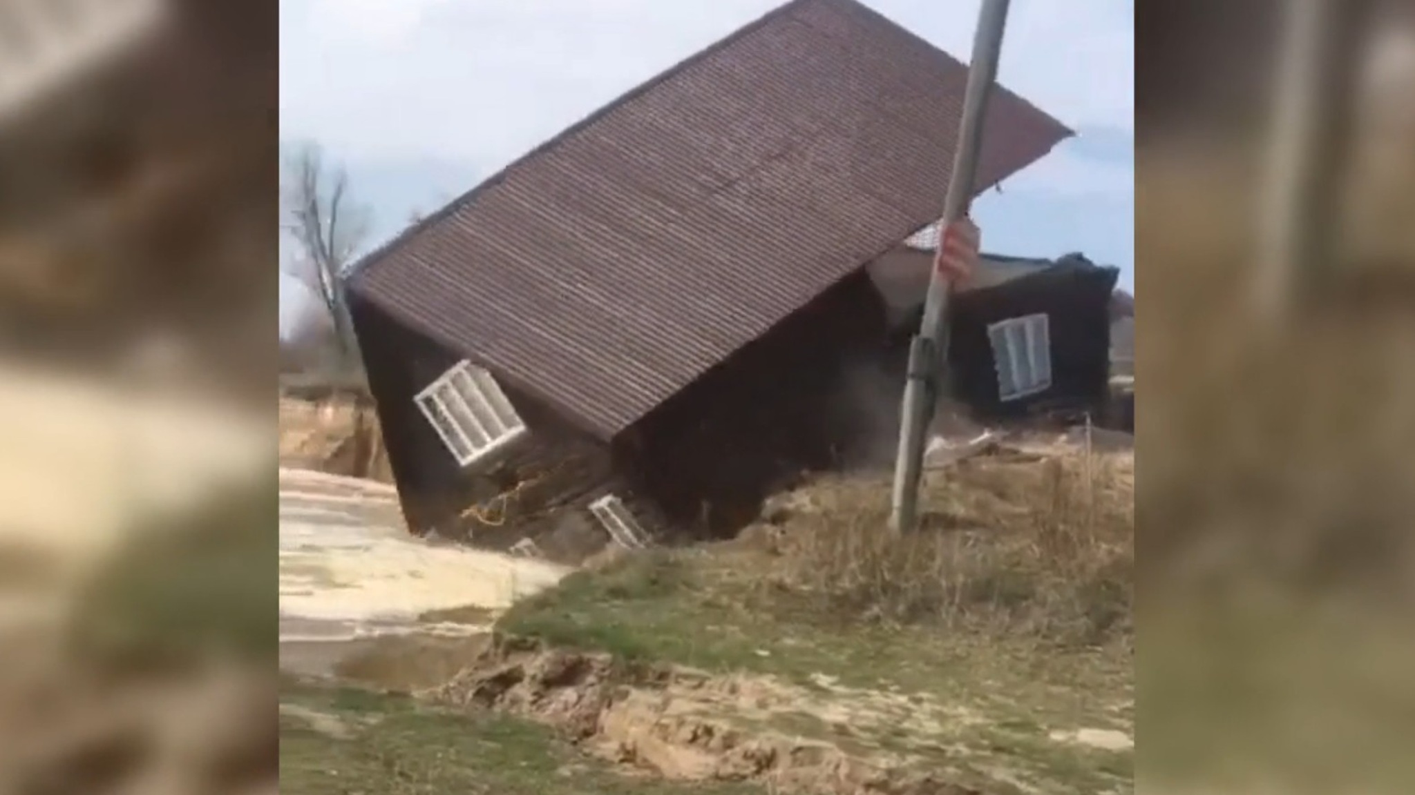 Деревянный дом упал в реку под Владимиром