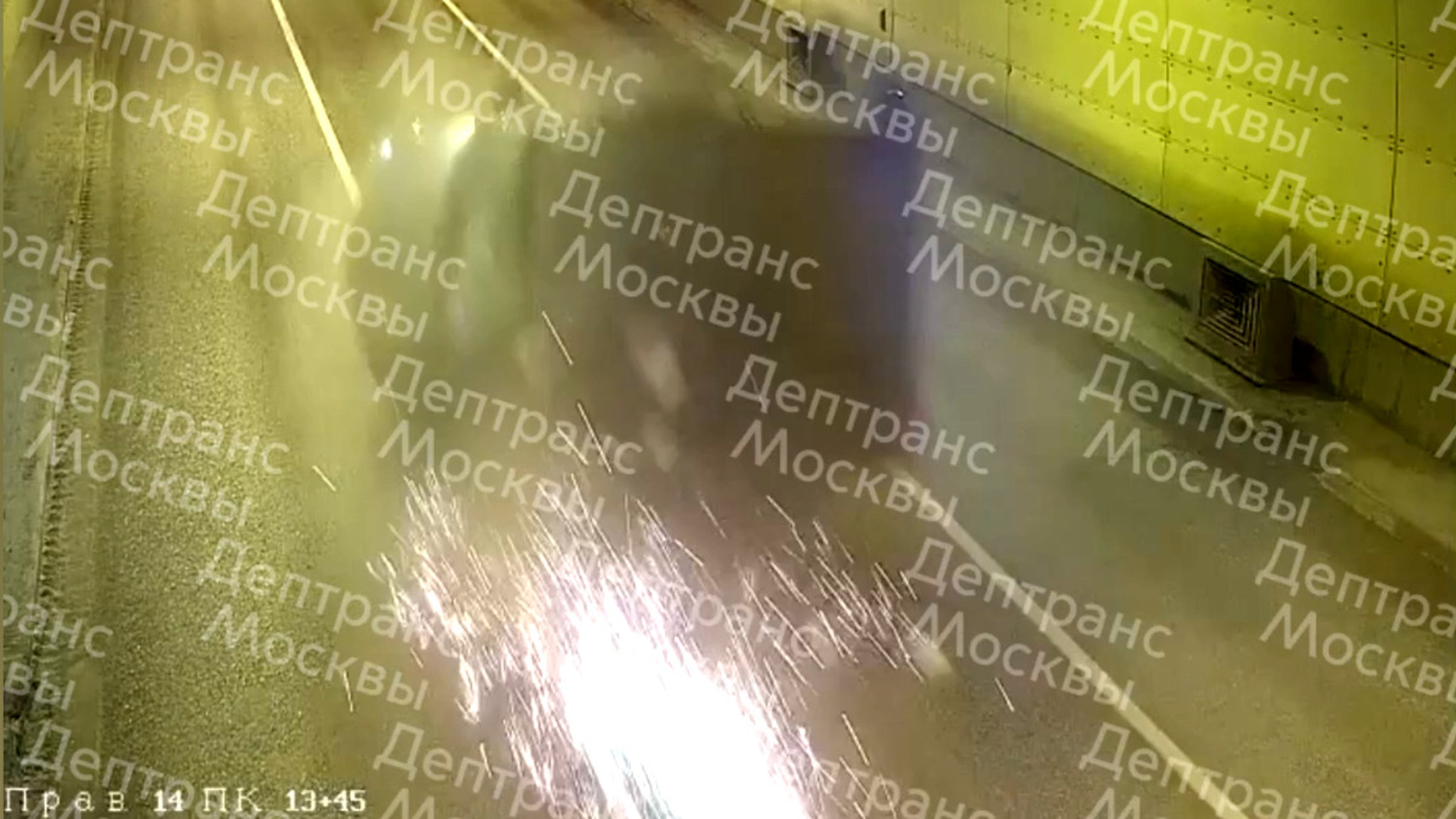 Камера сняла аварию в московском тоннеле