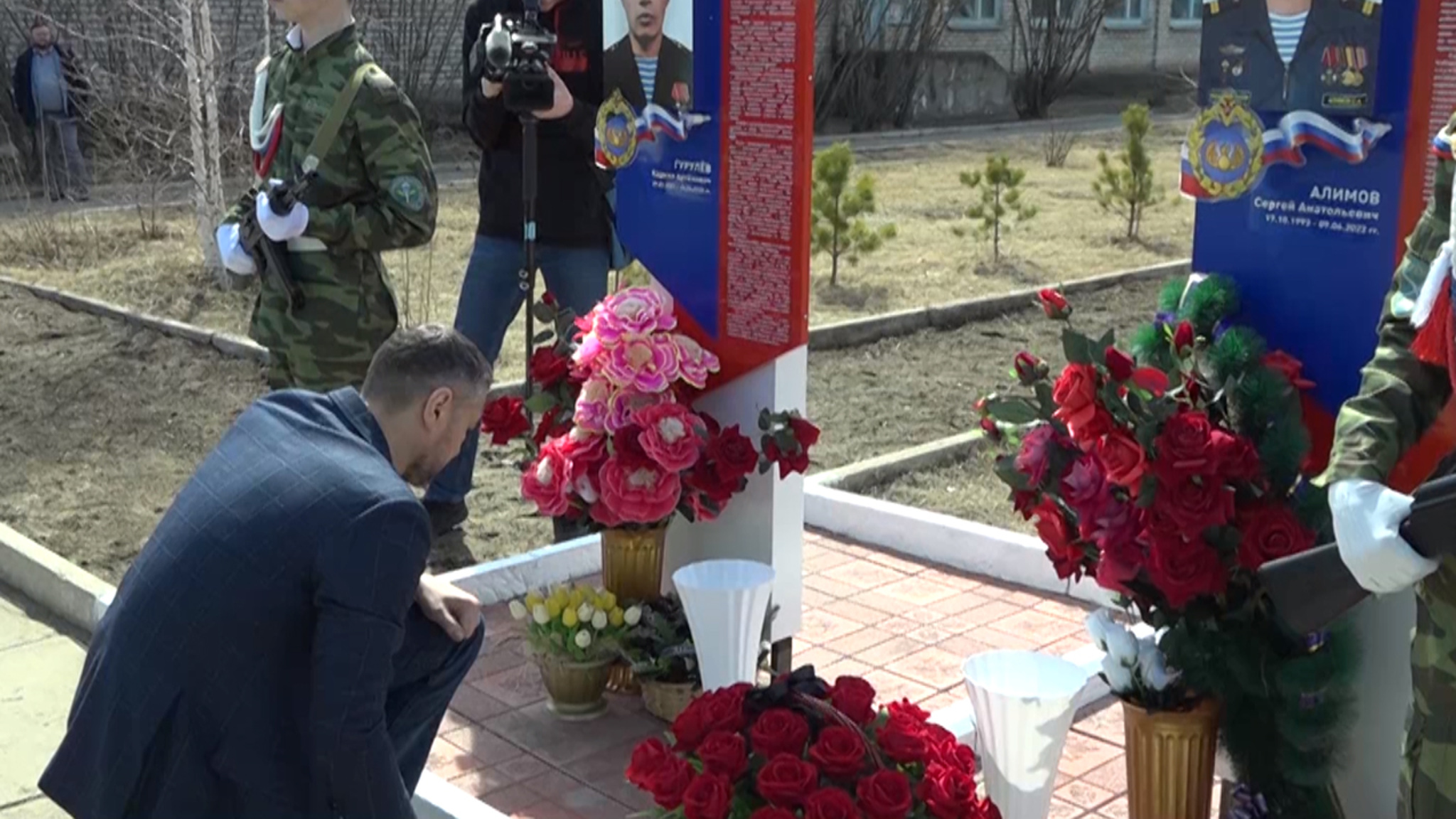 Александр Осипов возложил цветы к мемориалу бойцам, погибшим в ходе спецоперации, в поселке Холбон