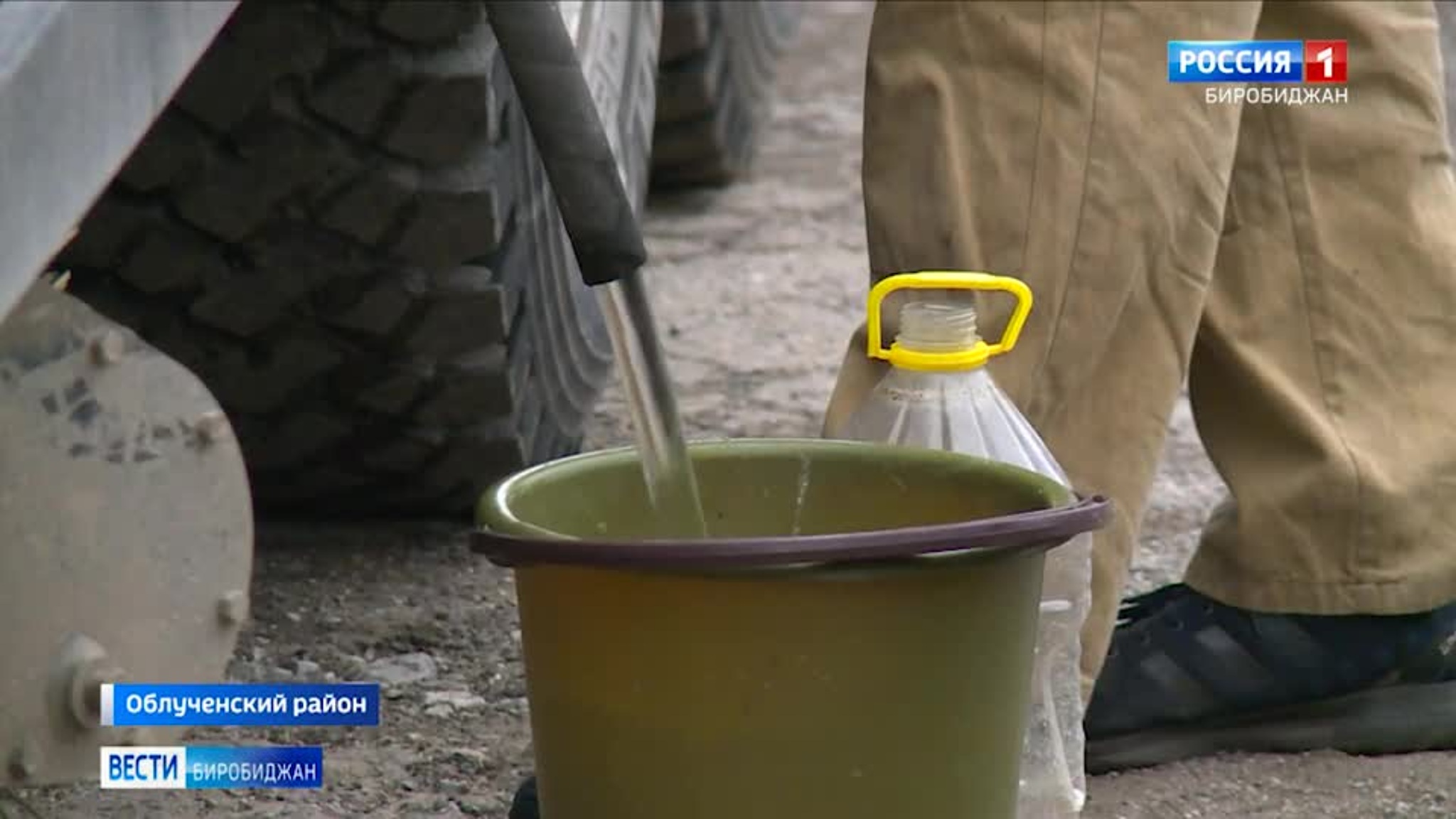 Грунтовые воды заставляют жителей многоквартирных домов в Будукане ходить к водовозам