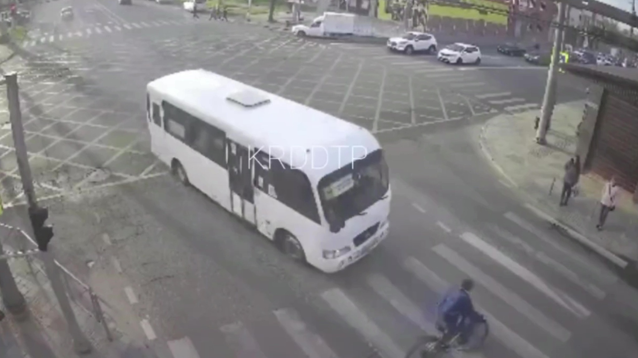 Спешивший маршрутчик насмерть сбил велосипедистку в Краснодаре