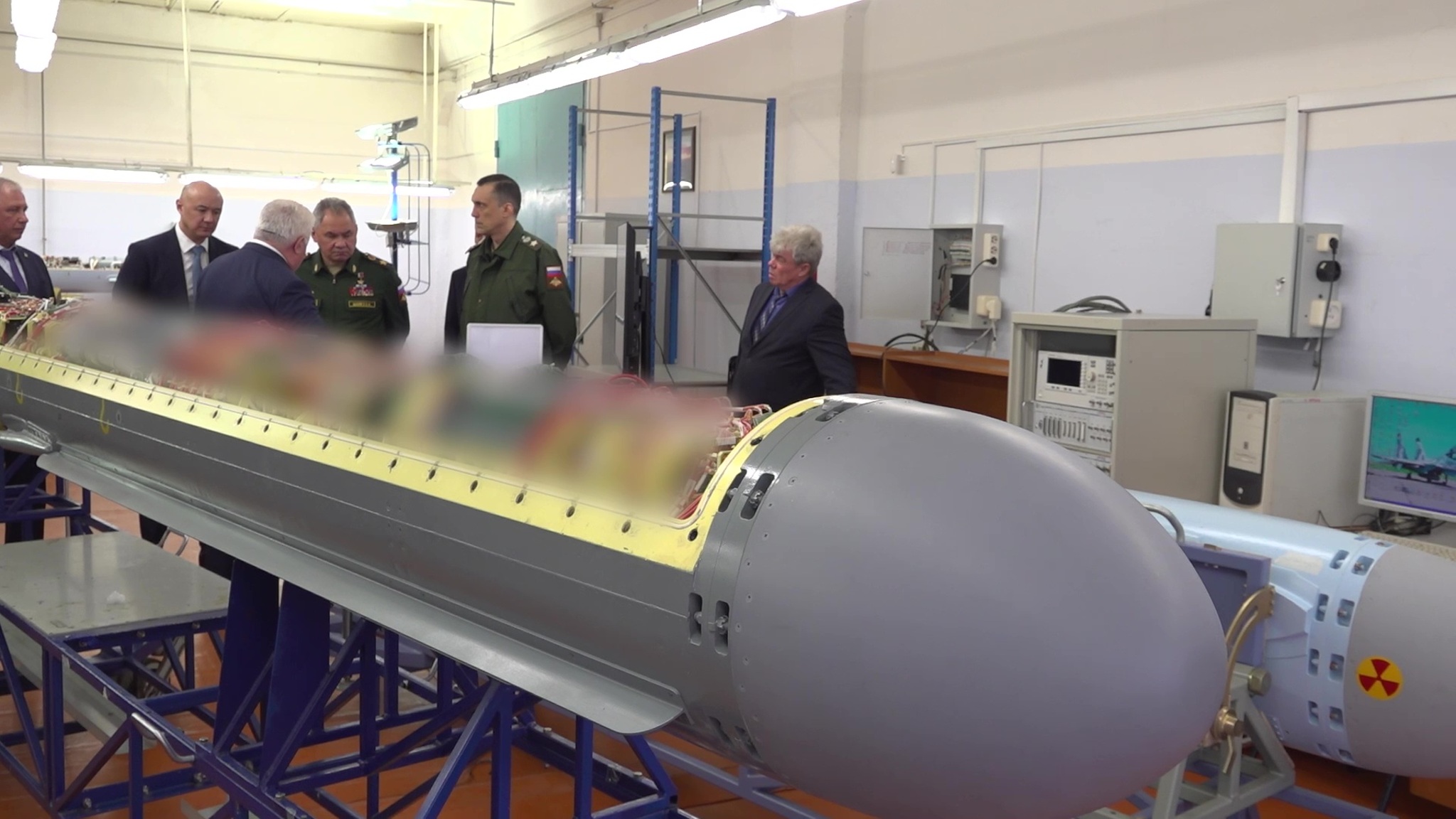 Шойгу проинспектировал работу военного предприятия