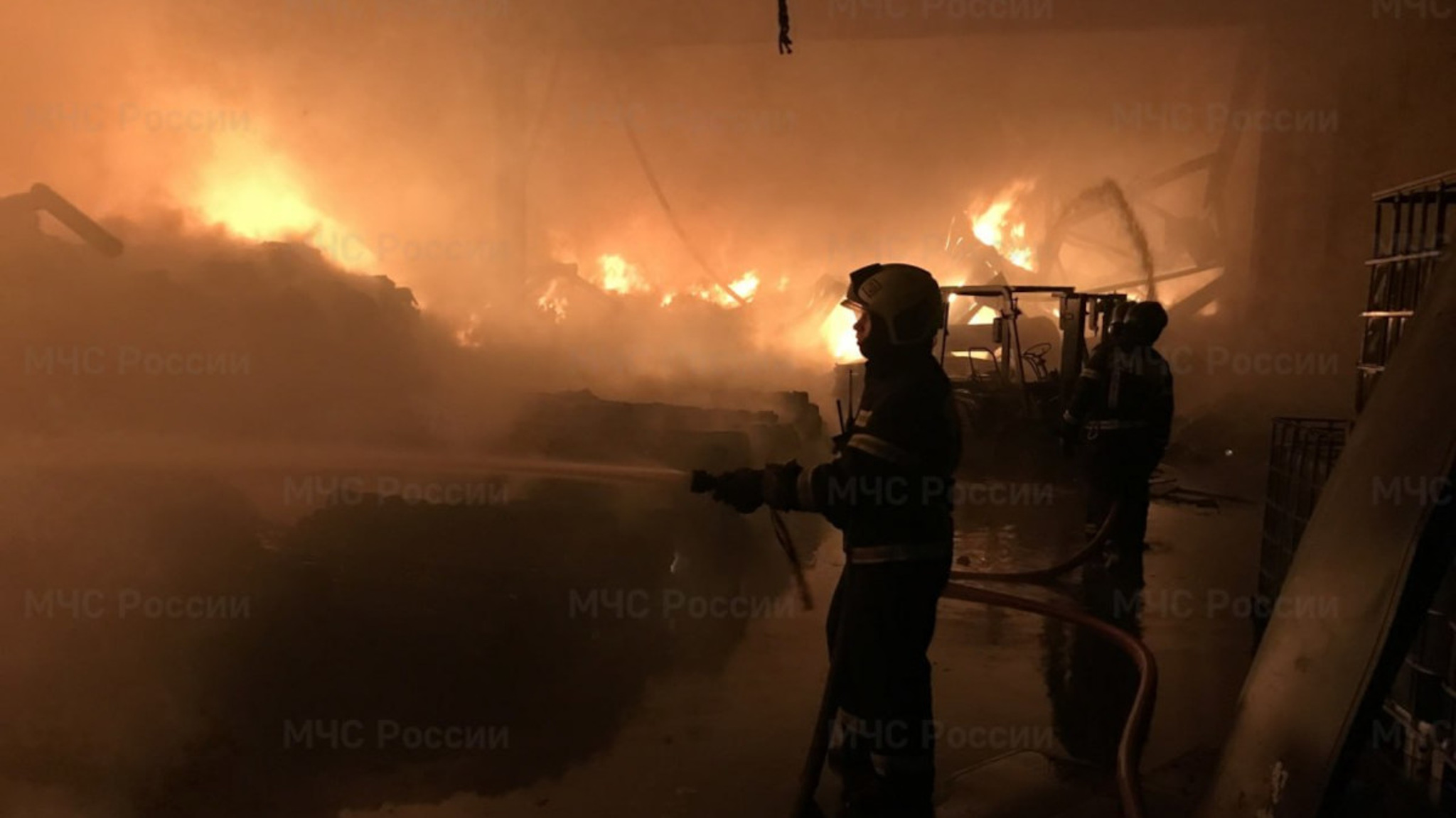 МЧС показало кадры тушения крупного пожара в Приморье
