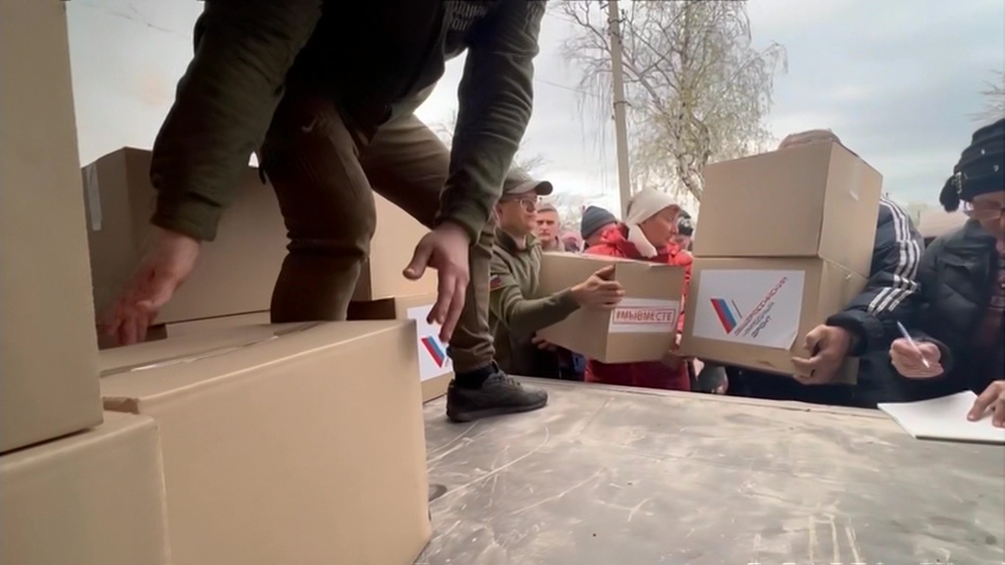 Волонтеры Народного фронта помогают жителям ЛНР