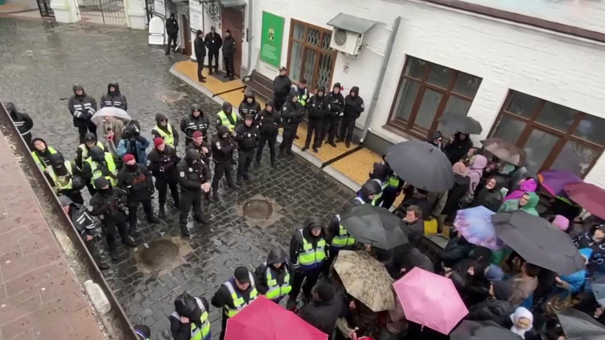 Полицейские увезли в неизвестном направлении защитницу лавры