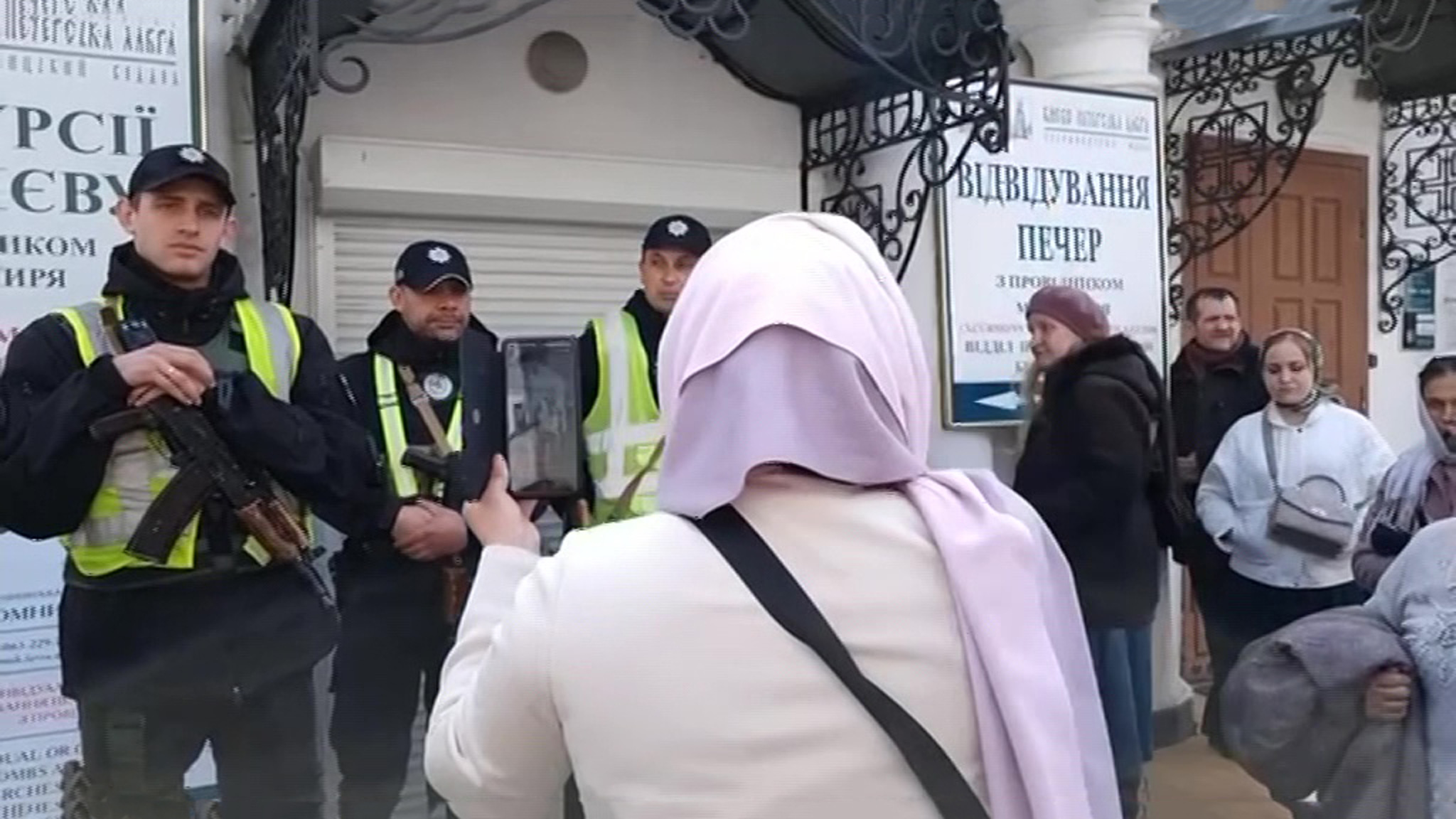 Полиция вновь блокирует вход в Киево-Печерскую лавру