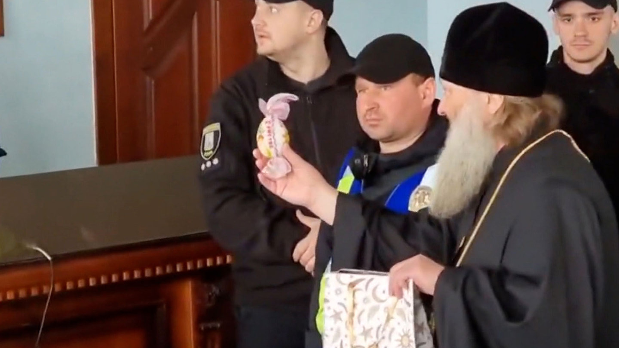 Митрополит Павел подарил своим мучителям сувениры