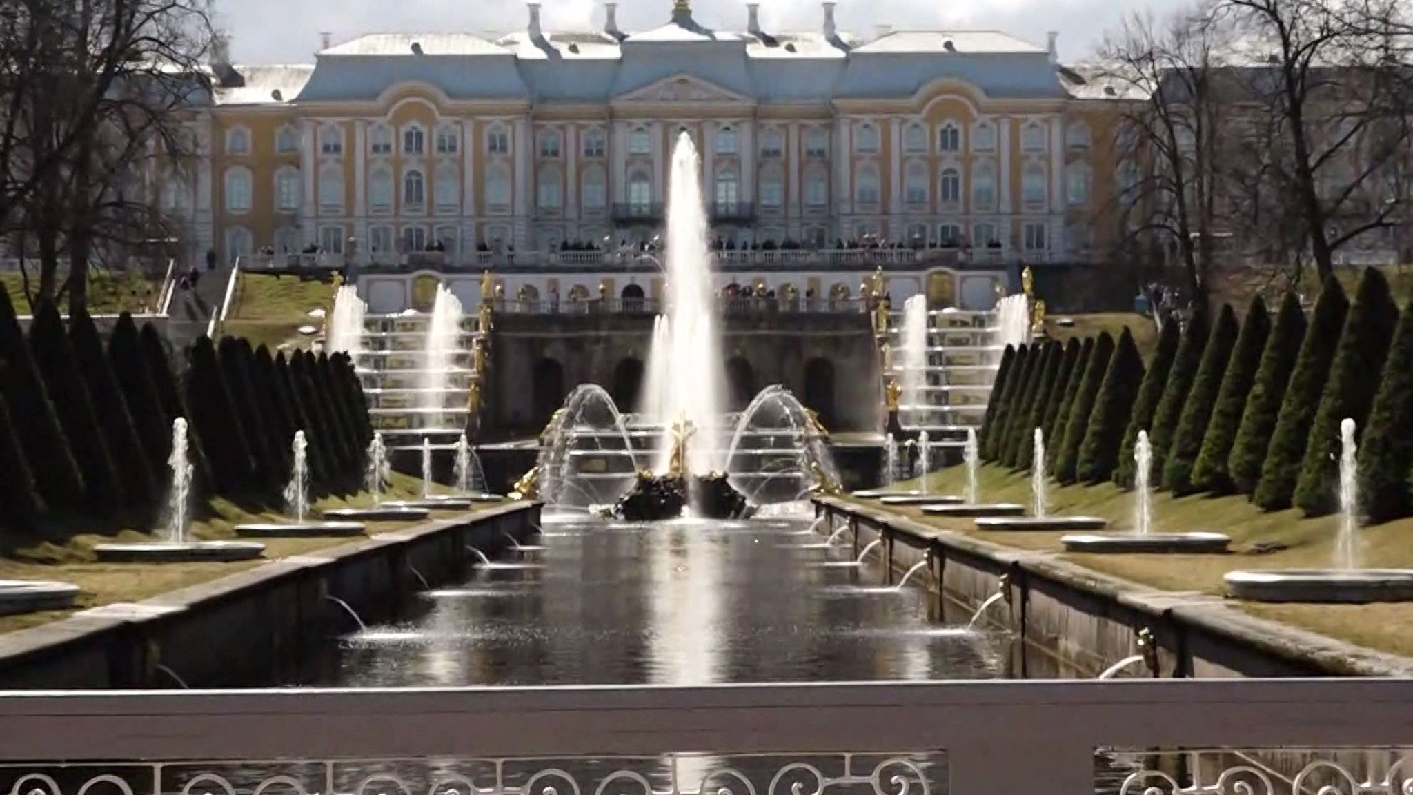 В Петергофе стартовал сезон фонтанов
