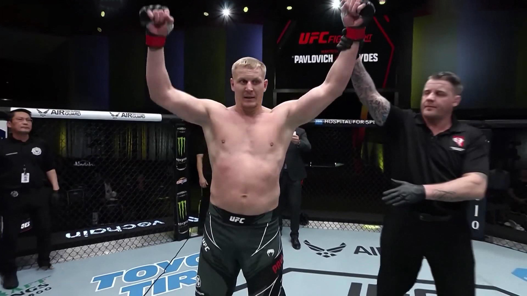 Павлович в шестой раз досрочно победил соперника по UFC