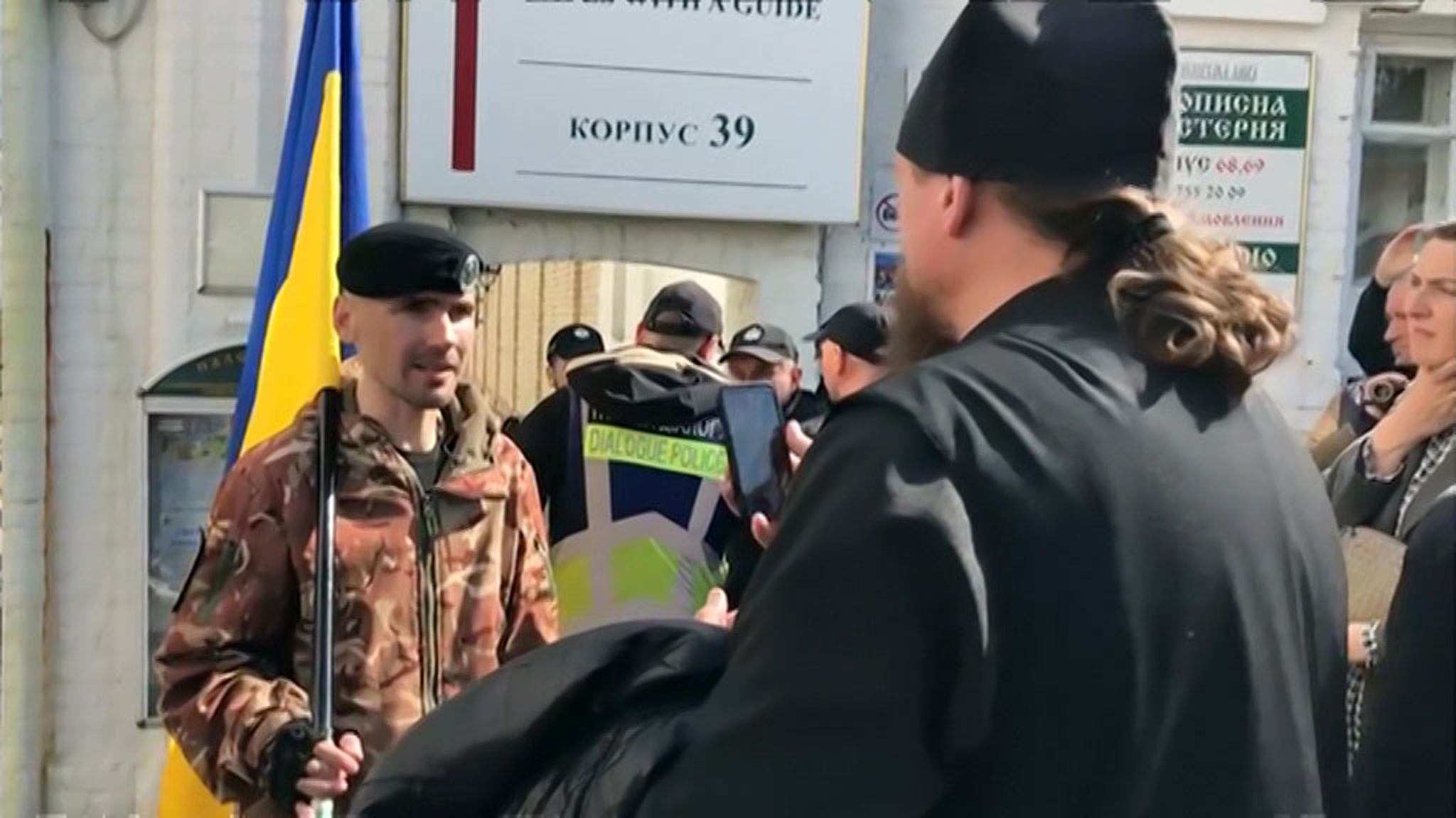 Киево-Печерскую лавру окружают провокаторы