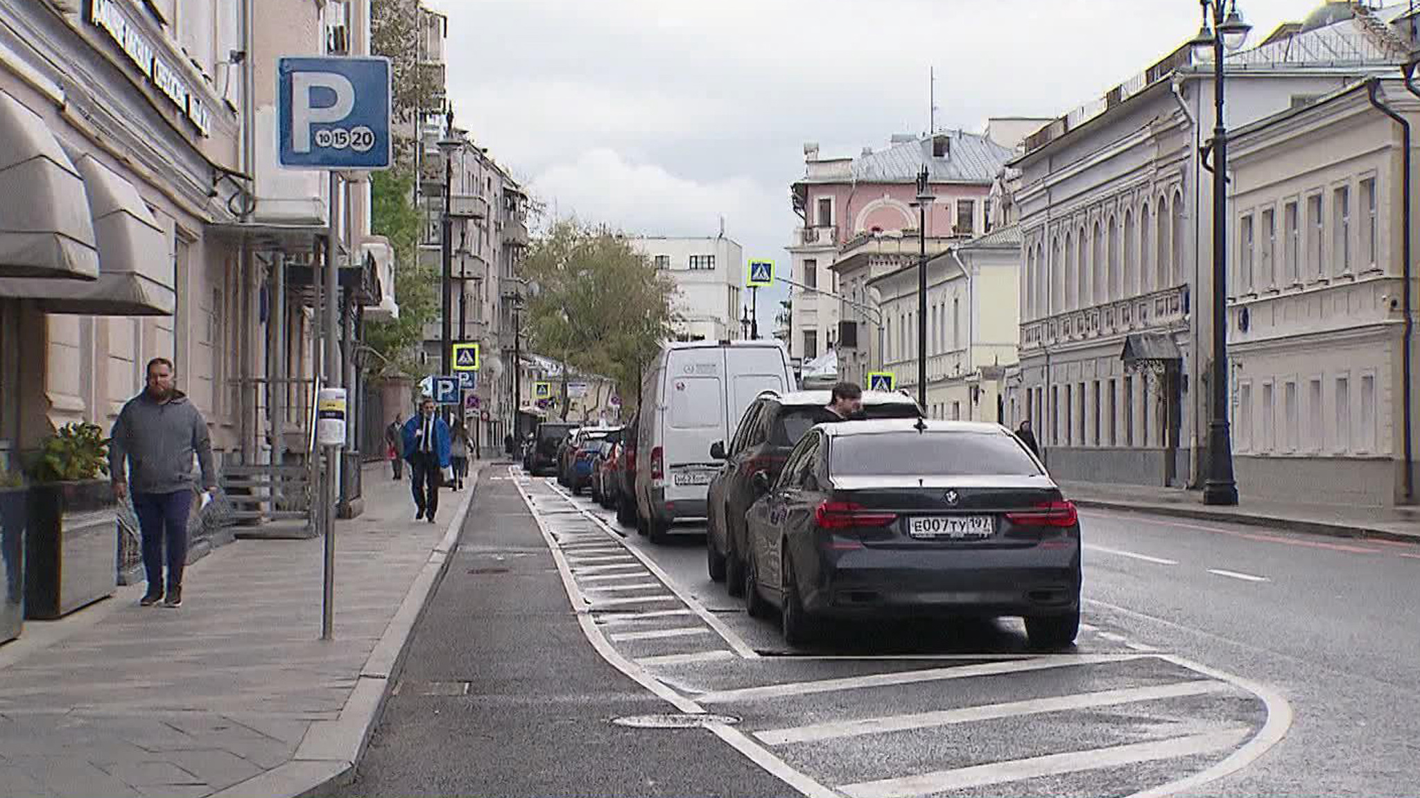В Москве сделали бесплатной парковку машин на майские праздники