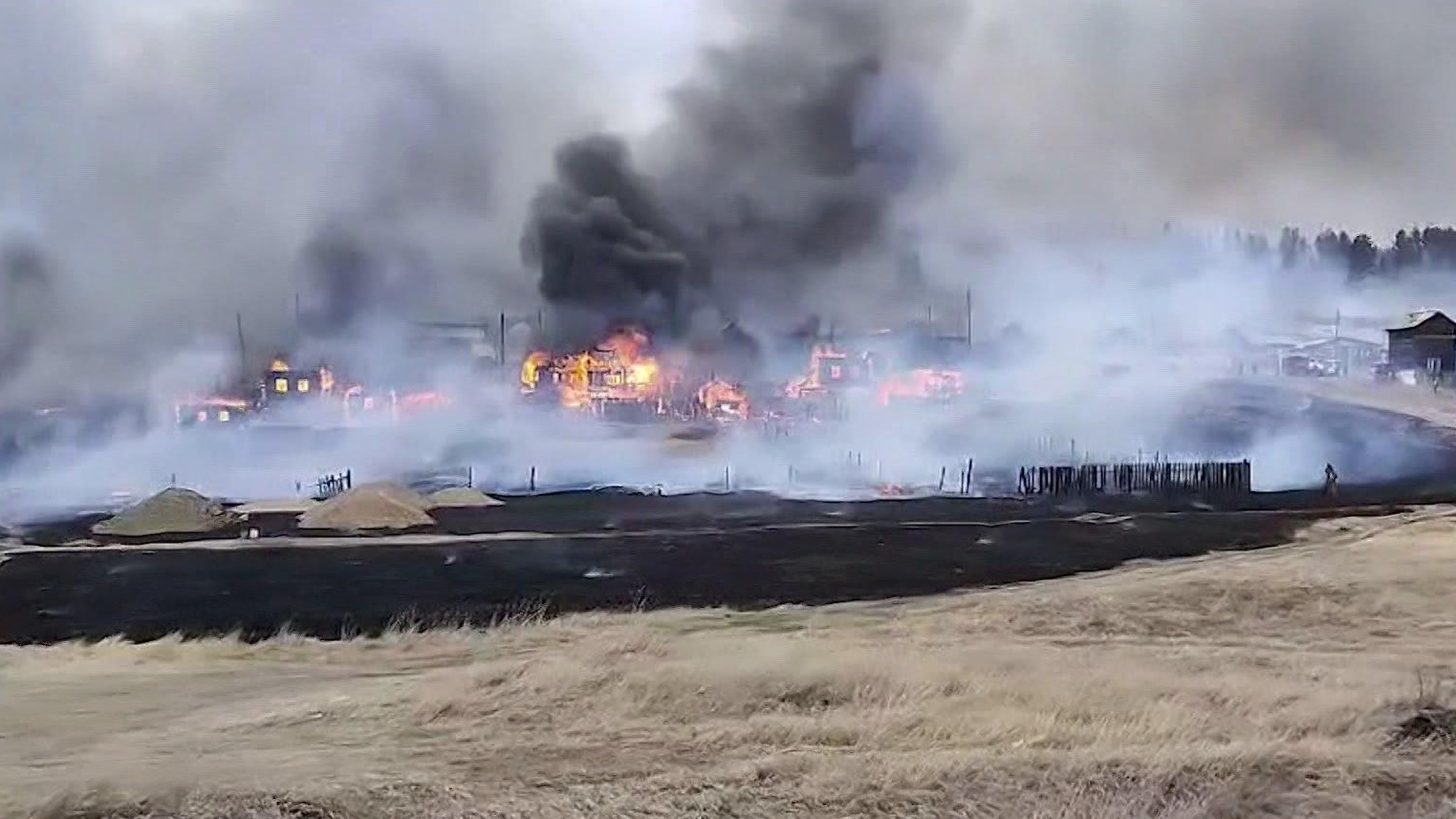 Ветер погнал огненную волну к жилым домам