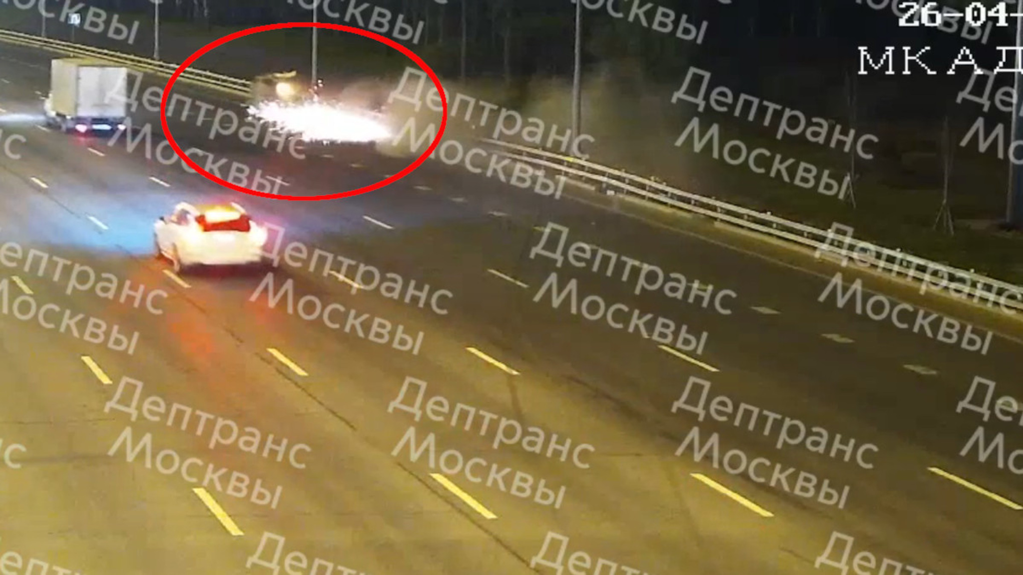 Камера сняла аварию с искрами на МКАД