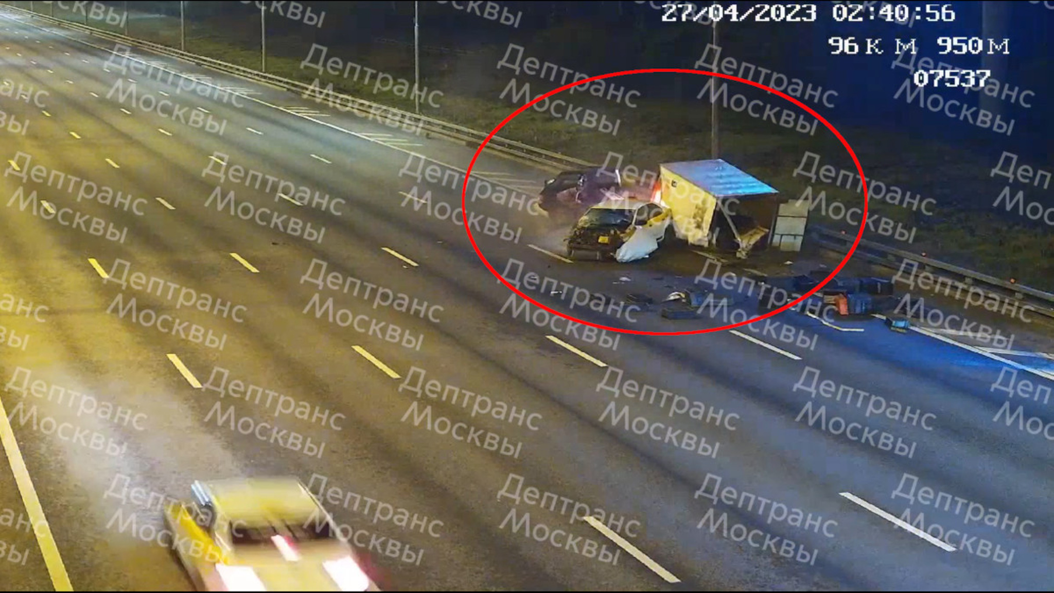 Камера сняла момент жесткой аварии на МКАД