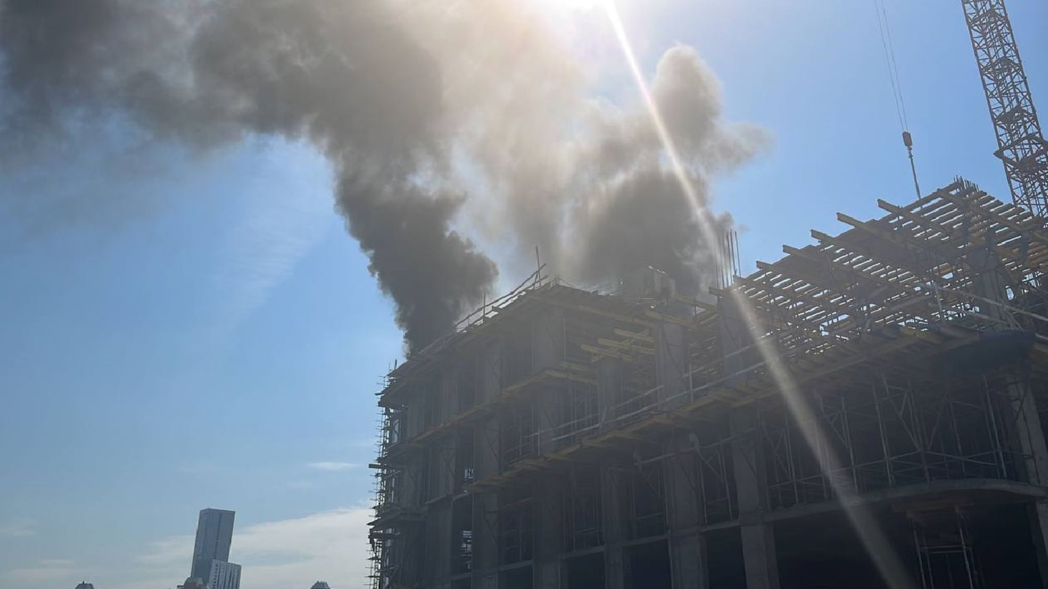 На западе Москвы вспыхнул строящийся ЖК