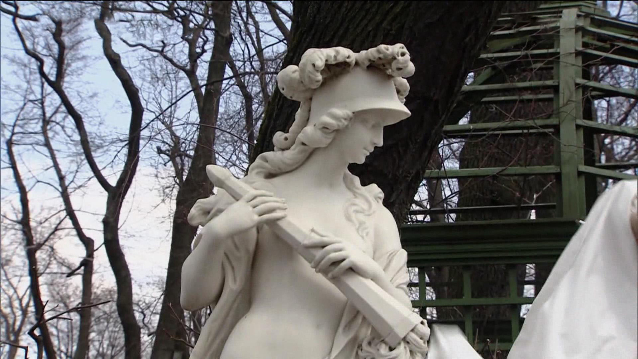 Со скульптур Летнего сада в Петербурге сняли защитные покровы и короба