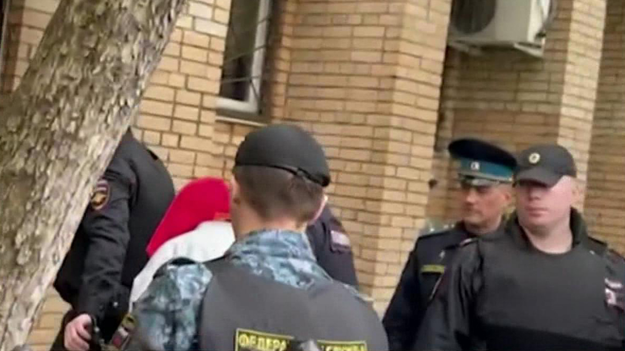 Приехавшая в суд Блиновская спряталась от камер за капюшоном