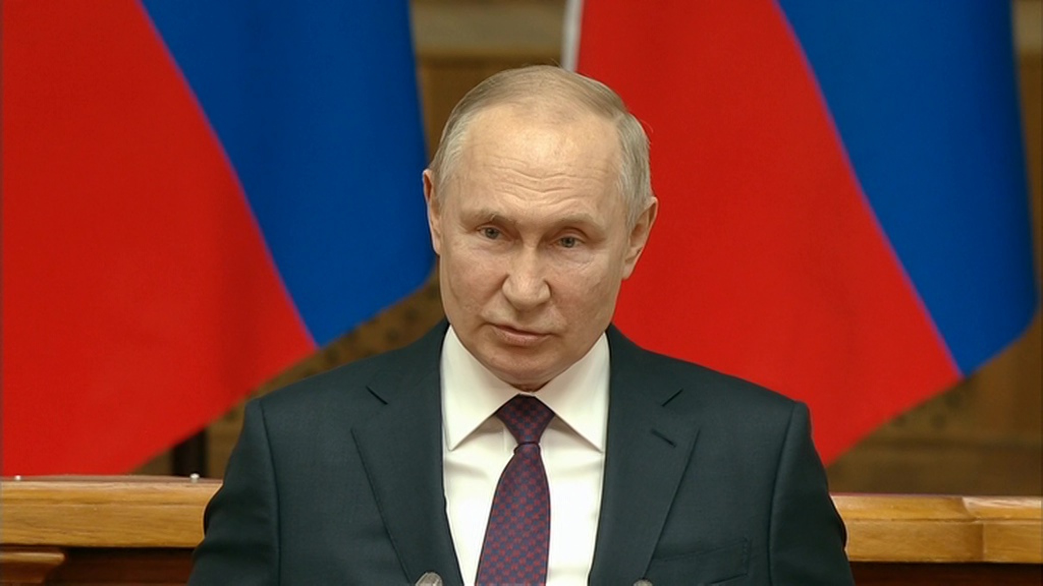 Путин поздравил законодателей с Днем Победы