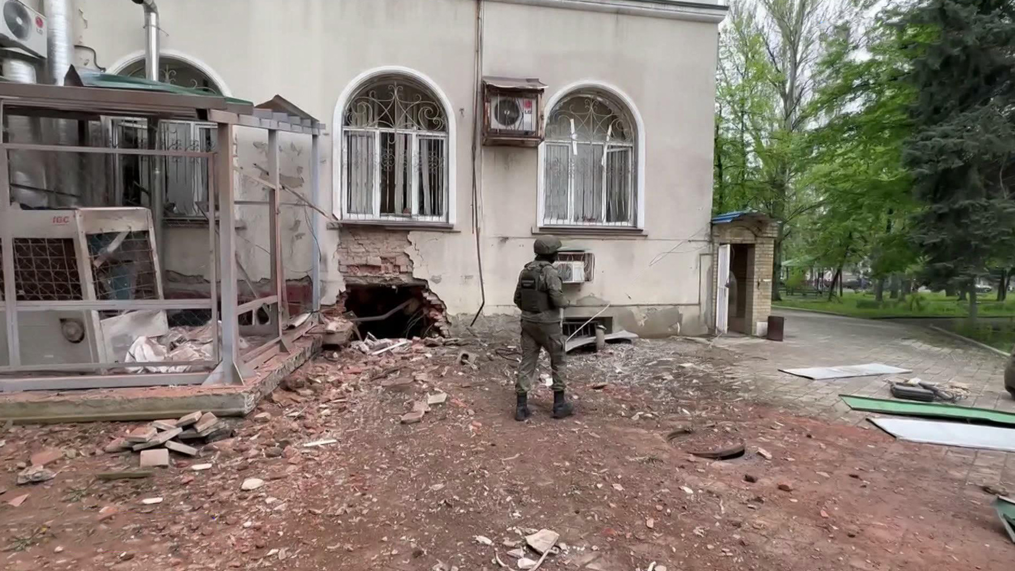 Обстрел Донецка: снаряды обрушились на больницу, аптеку, ТЦ и частные дома