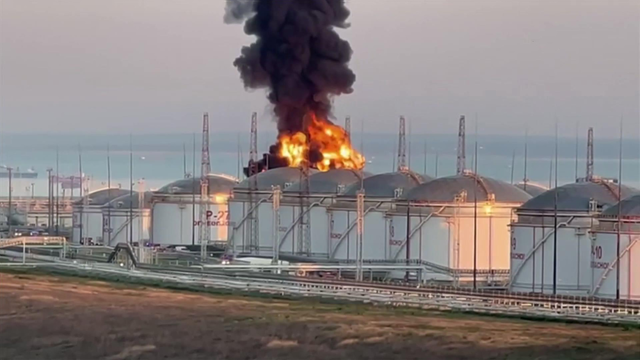 Площадь пожара на резервуаре с нефтью превысила 1 тыс. кв. м