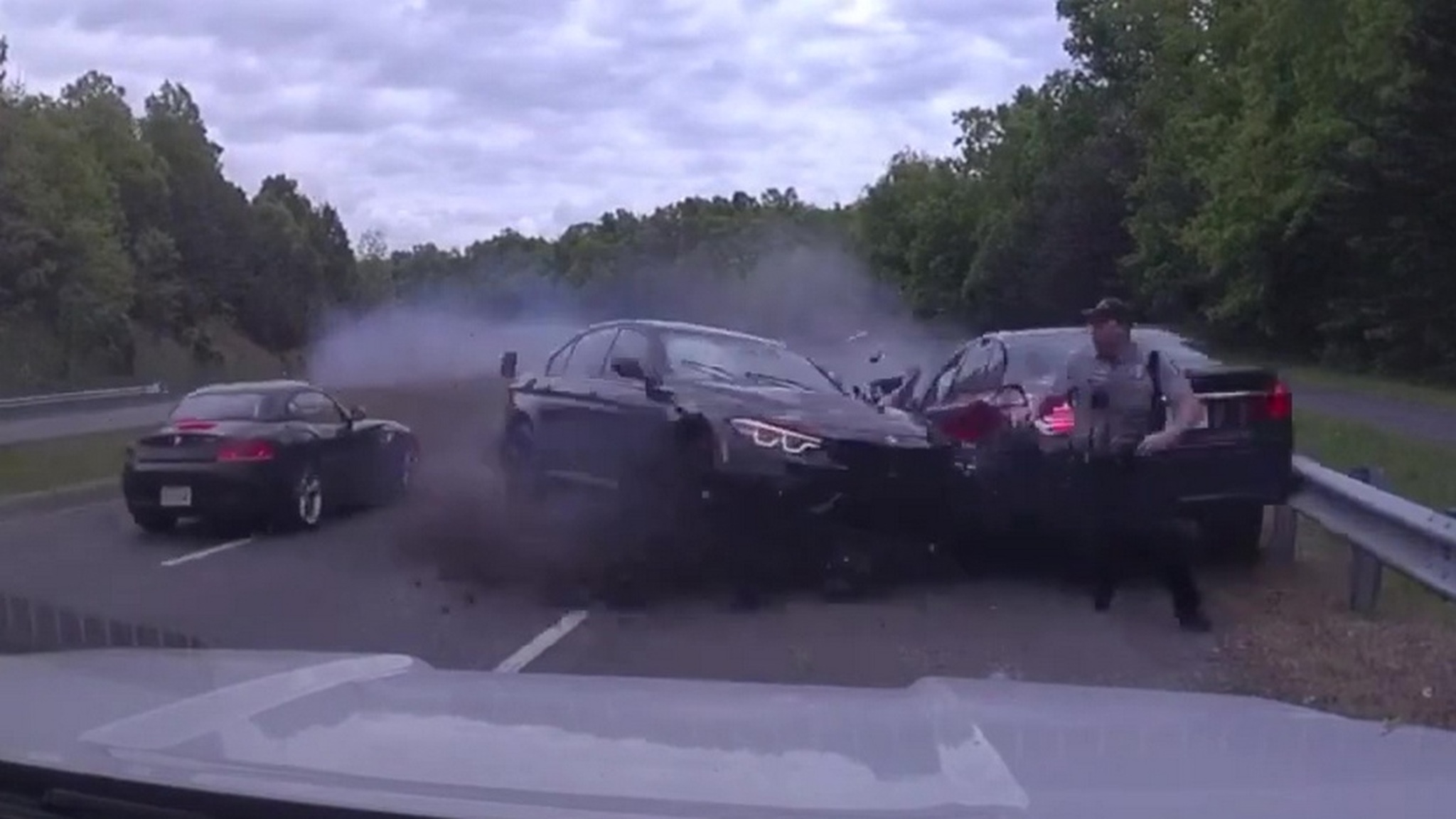 Полицейский чудом увернулся от двух столкнувшихся BMW