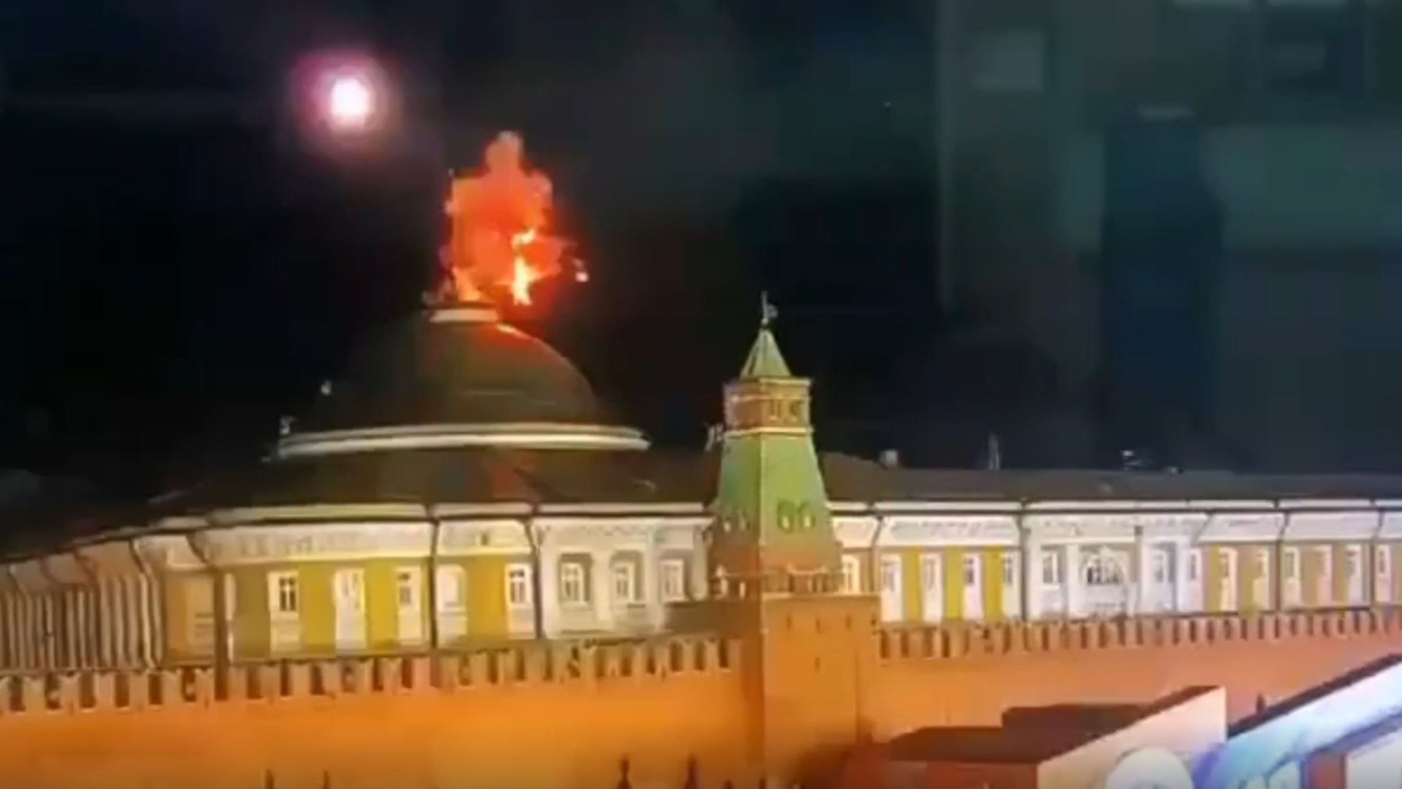 Момент атаки беспилотников на Кремль попал на видео