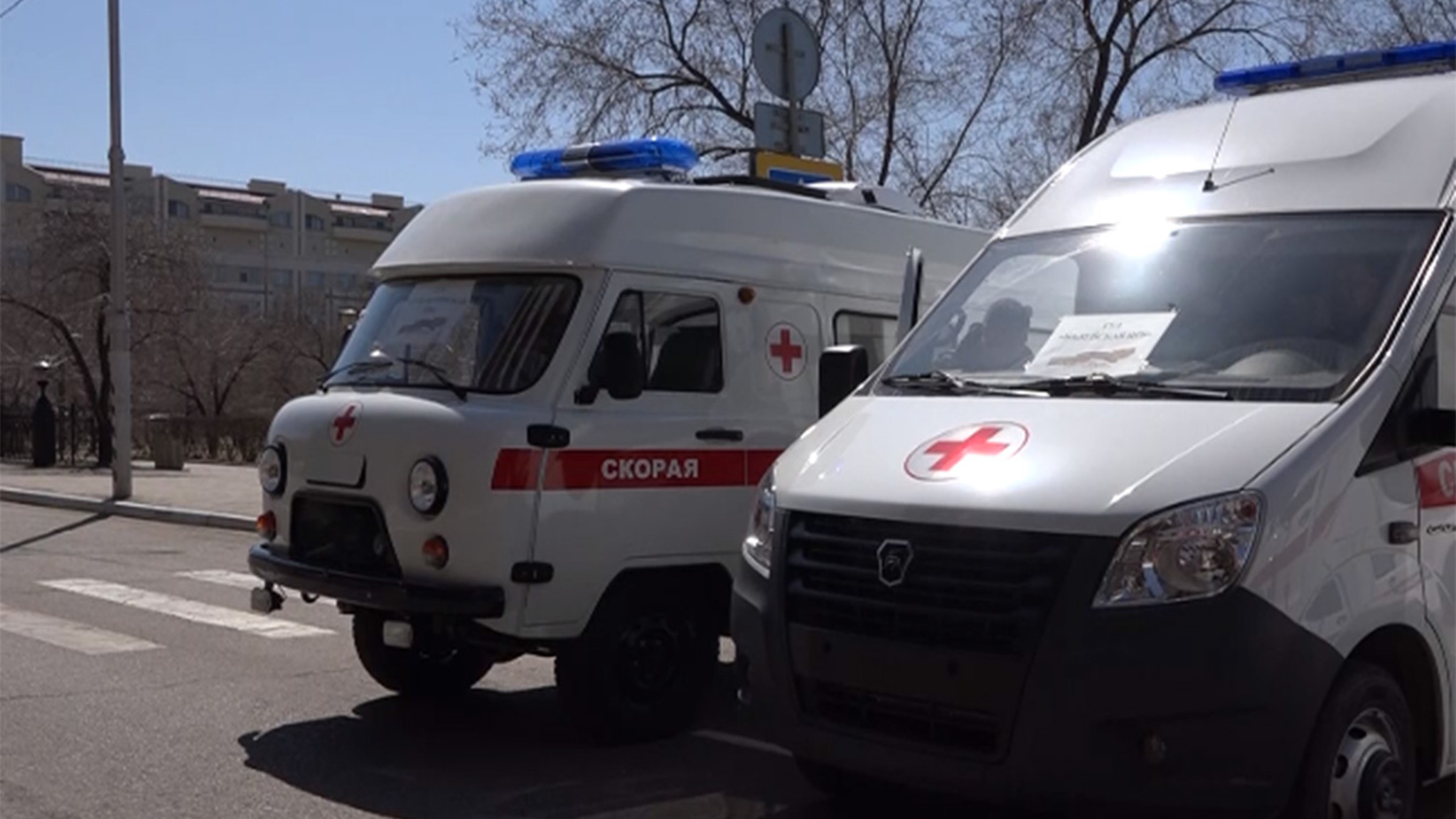 В Чите торжественно вручили ключи от новых машин скорой помощи
