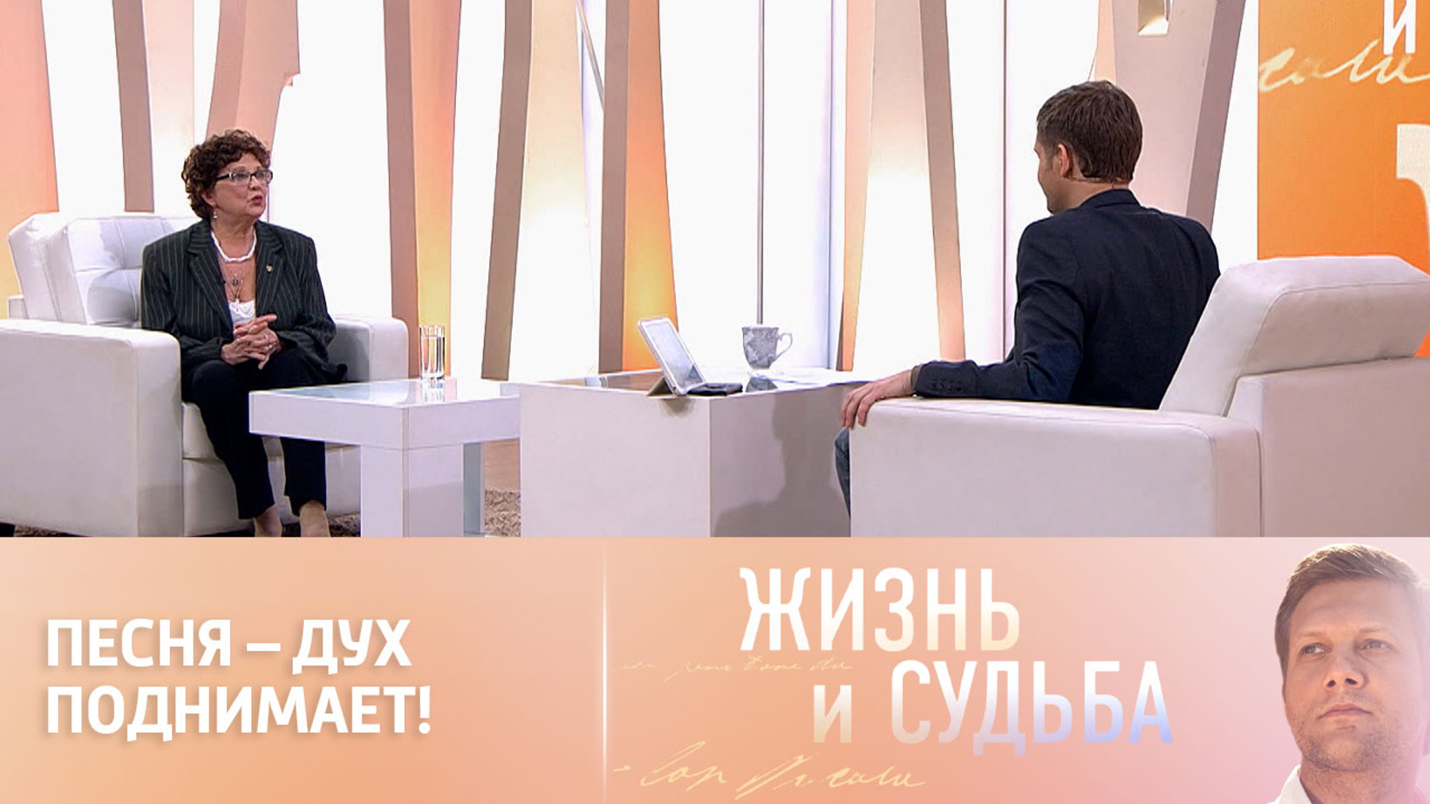 Актриса Алина Покровская о поднятии боевого духа песней
