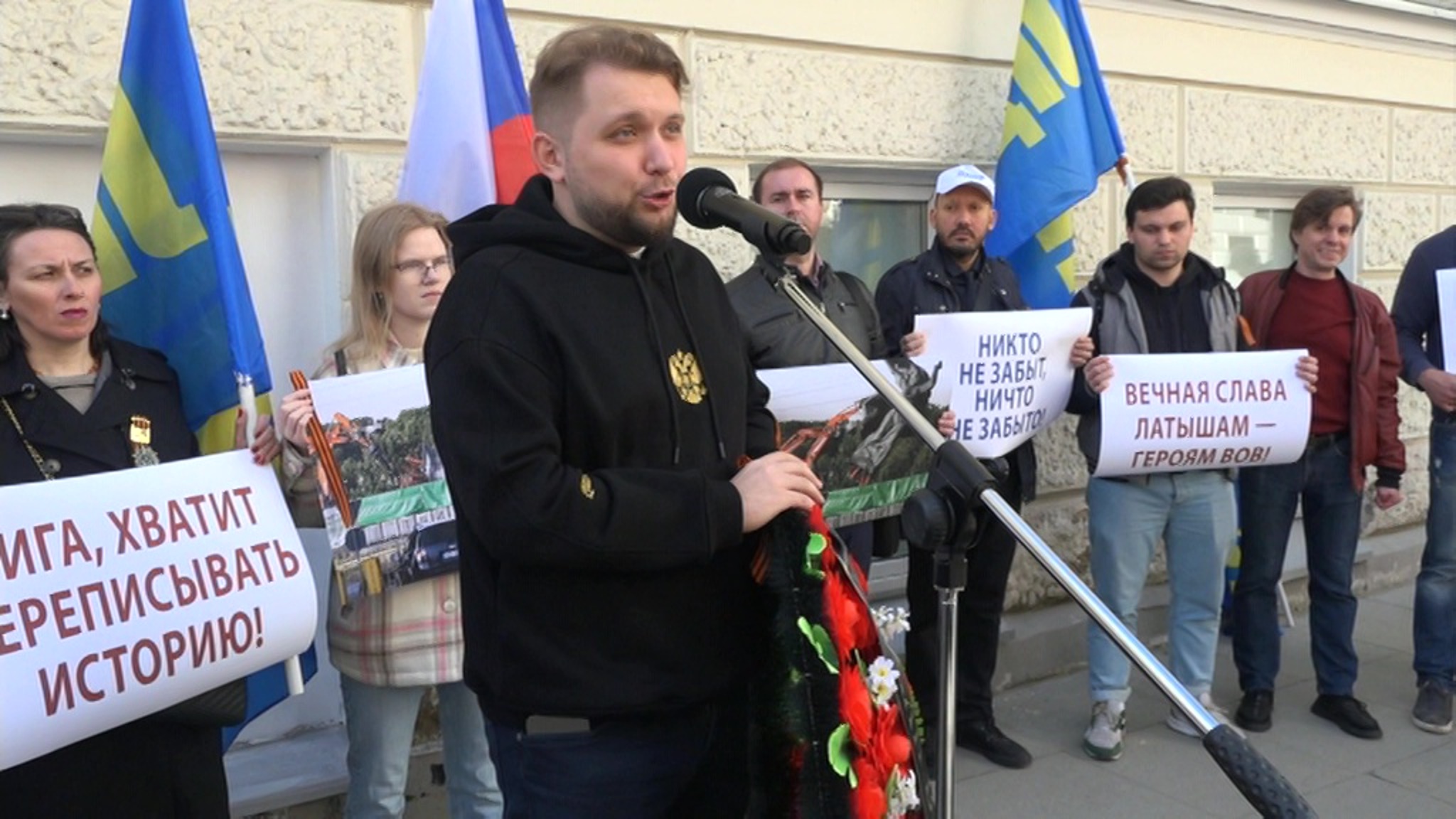 К посольству Латвии в Москве положили траурный венок
