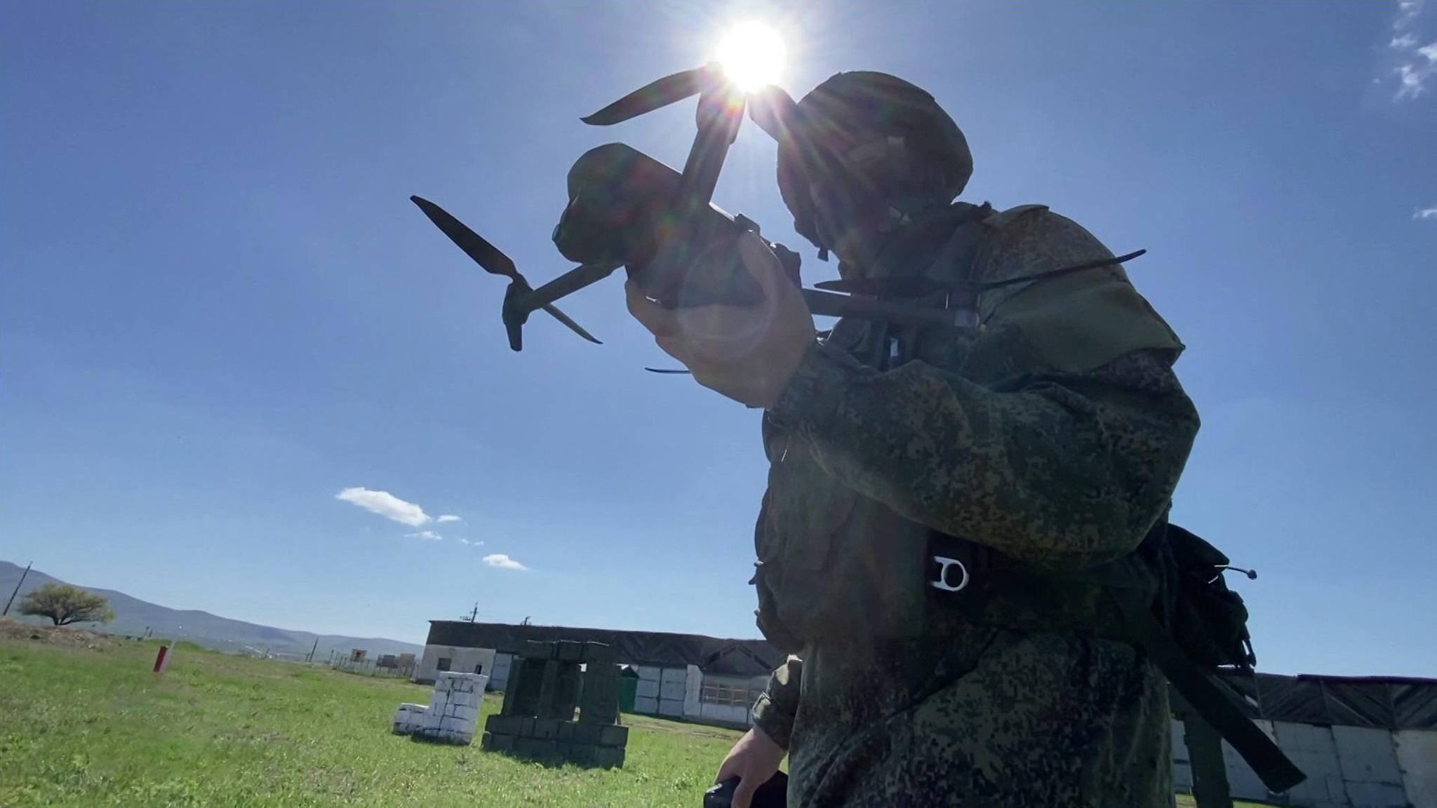 Российские военнослужащие тренируются в управлении дронами