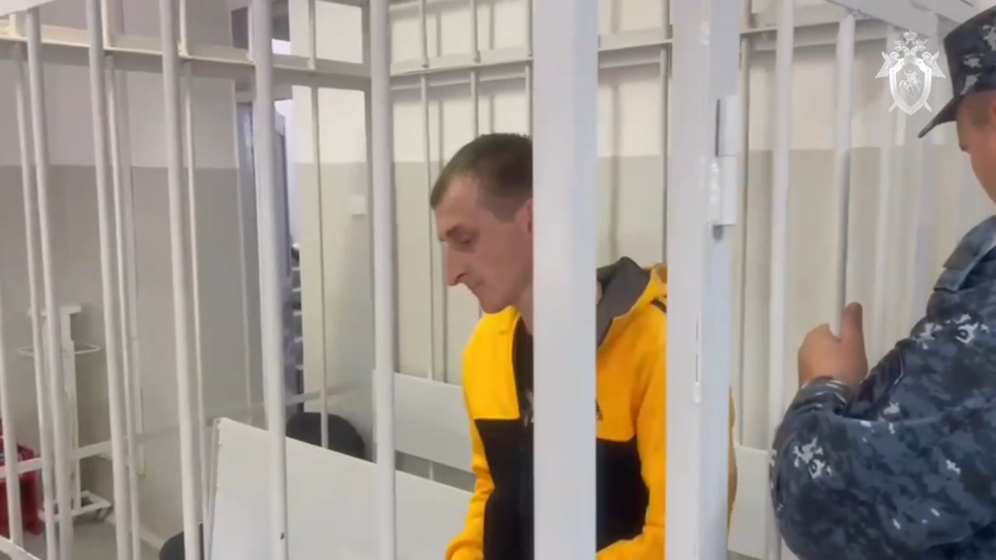 Кадры из зала суда, где были арестованы предполагаемые убийцы аниматоров