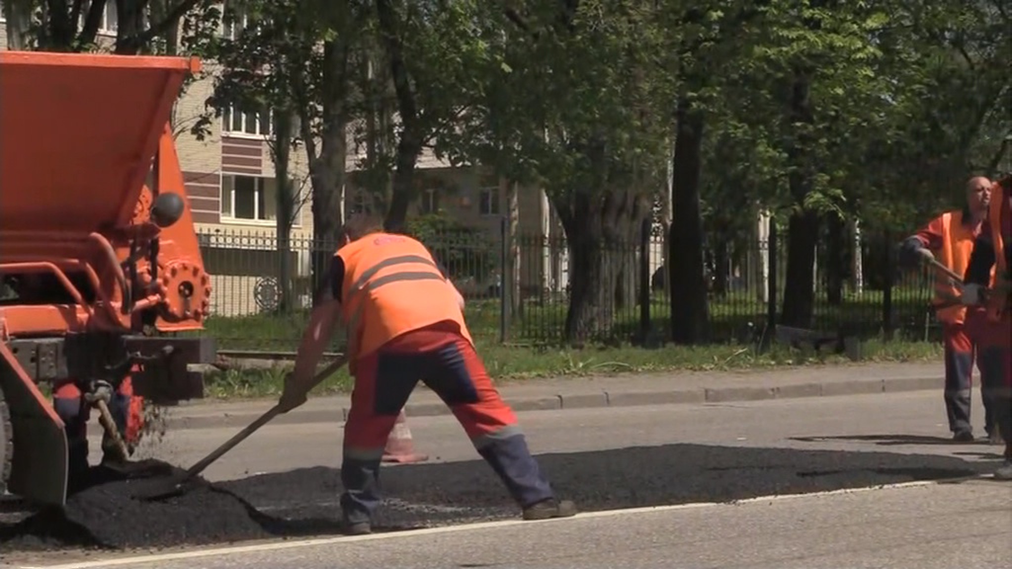 Коммунальщики в Донбассе выполняют свой долг, несмотря на риск обстрелов