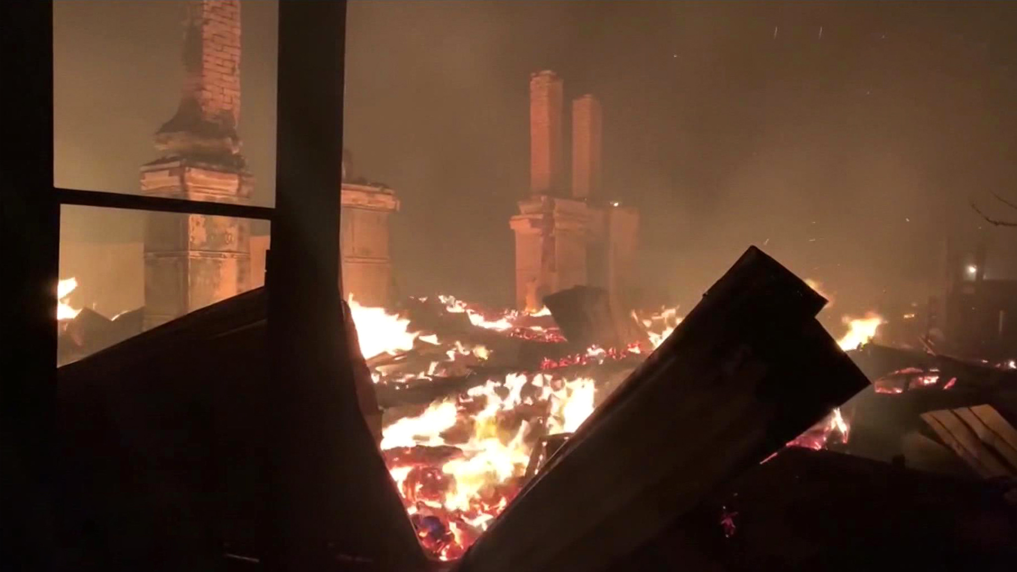 Под Тюменью бьются с огненной стихией, в Дагестане туристы попали в снежный плен