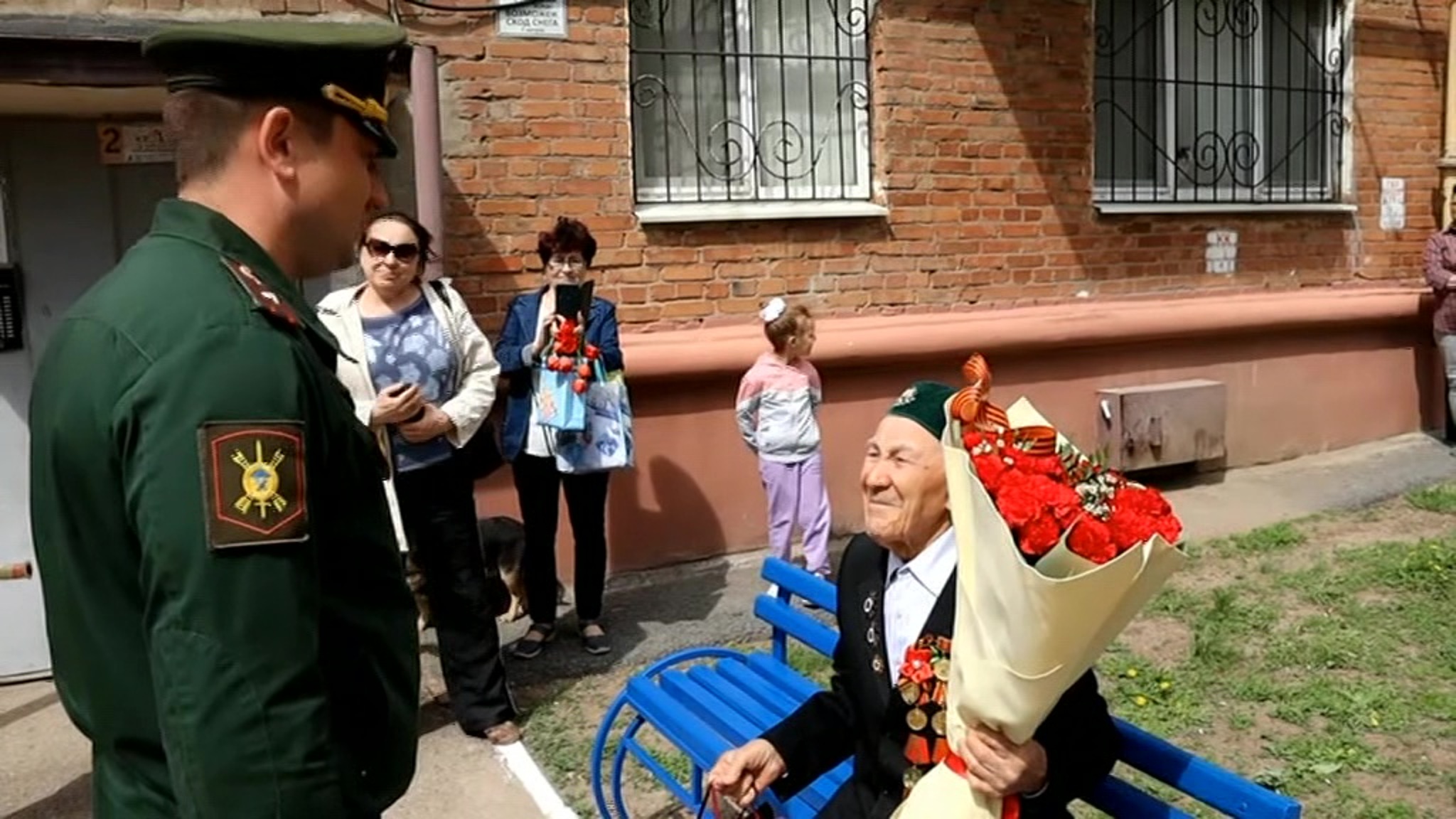 Ракетчики и кадеты поздравили 100-летнего ветерана в Оренбурге
