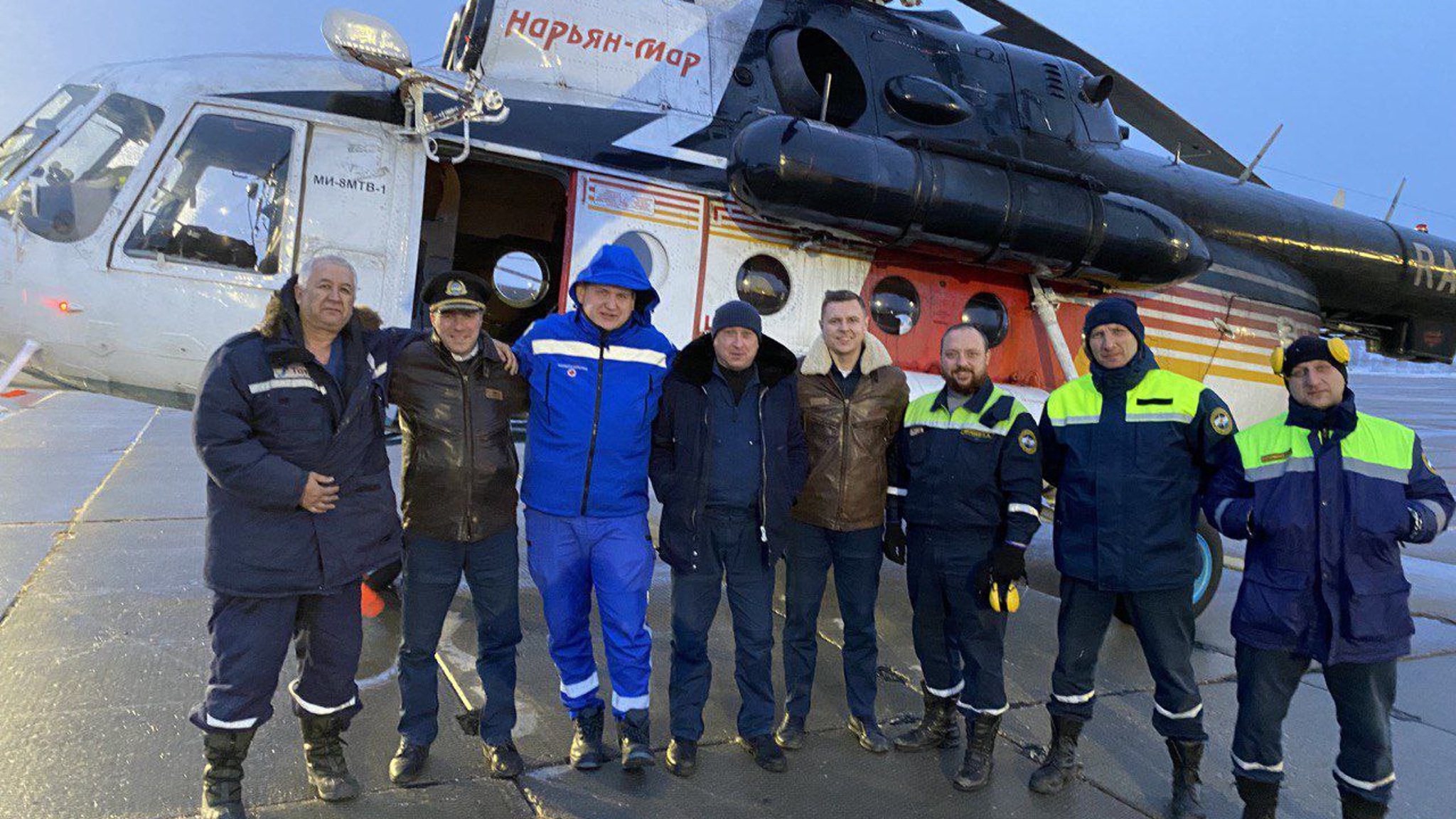 Авиаотряд показал кадры "ювелирной" эвакуации моряка с борта траулера